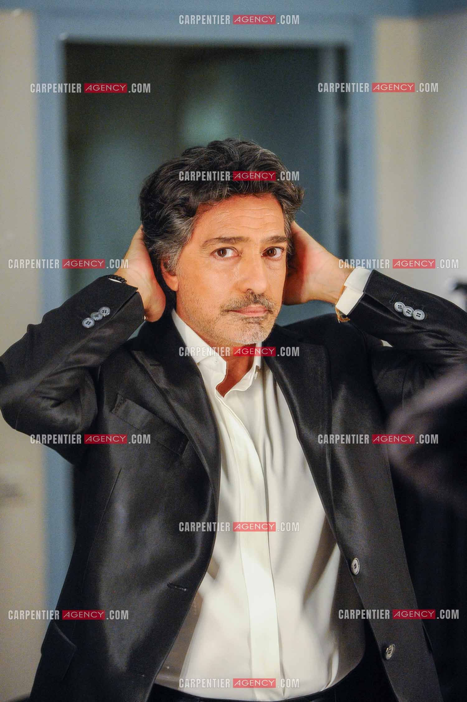 Le chanteur Frédéric François à l'Olympia du 11 au 20 février 2011. Dernières retouches devant le miroir avant l'entrée en scène de Frédéric François.  ( Exclusif )