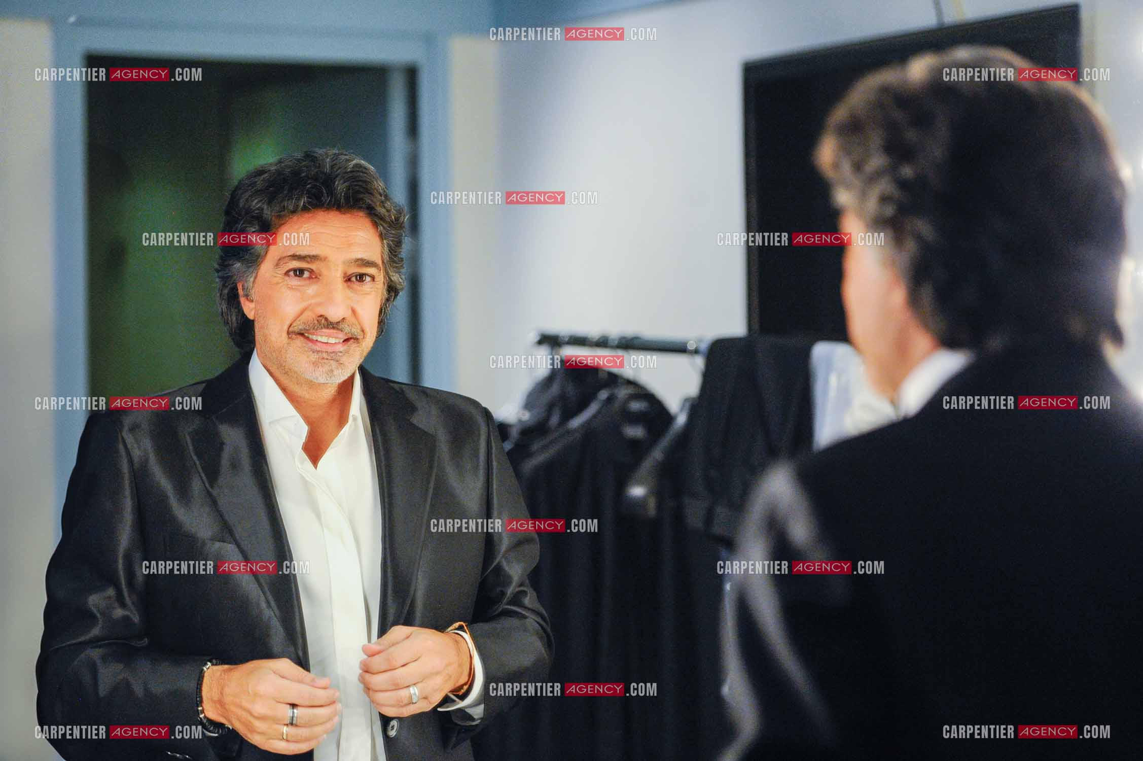Le chanteur Frédéric François à l'Olympia du 11 au 20 février 2011. Dernières retouches devant le miroir avant l'entrée en scène de Frédéric François.  ( Exclusif )