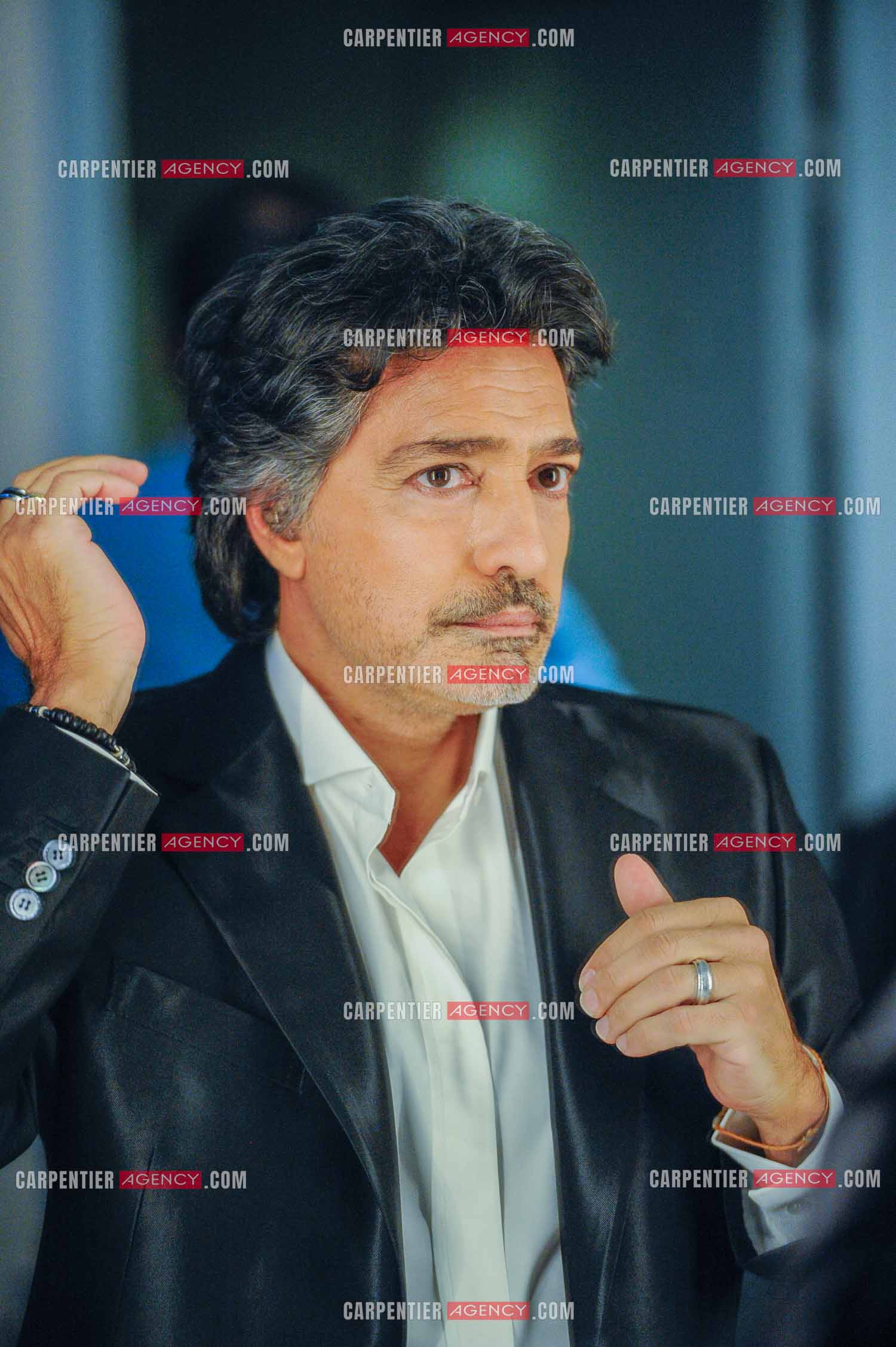 Le chanteur Frédéric François à l'Olympia du 11 au 20 février 2011. Dernières retouches devant le miroir avant l'entrée en scène de Frédéric François.  ( Exclusif )