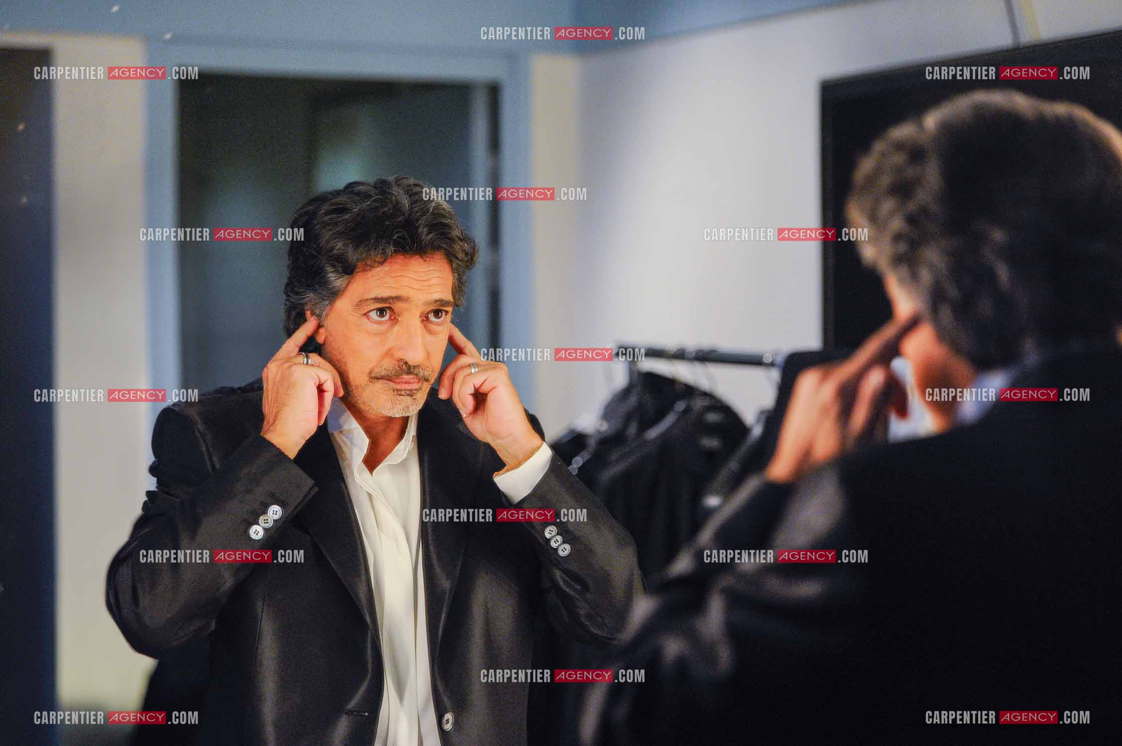 Le chanteur Frédéric François à l'Olympia du 11 au 20 février 2011. Dernières retouches devant le miroir avant l'entrée en scène de Frédéric François.  ( Exclusif )
