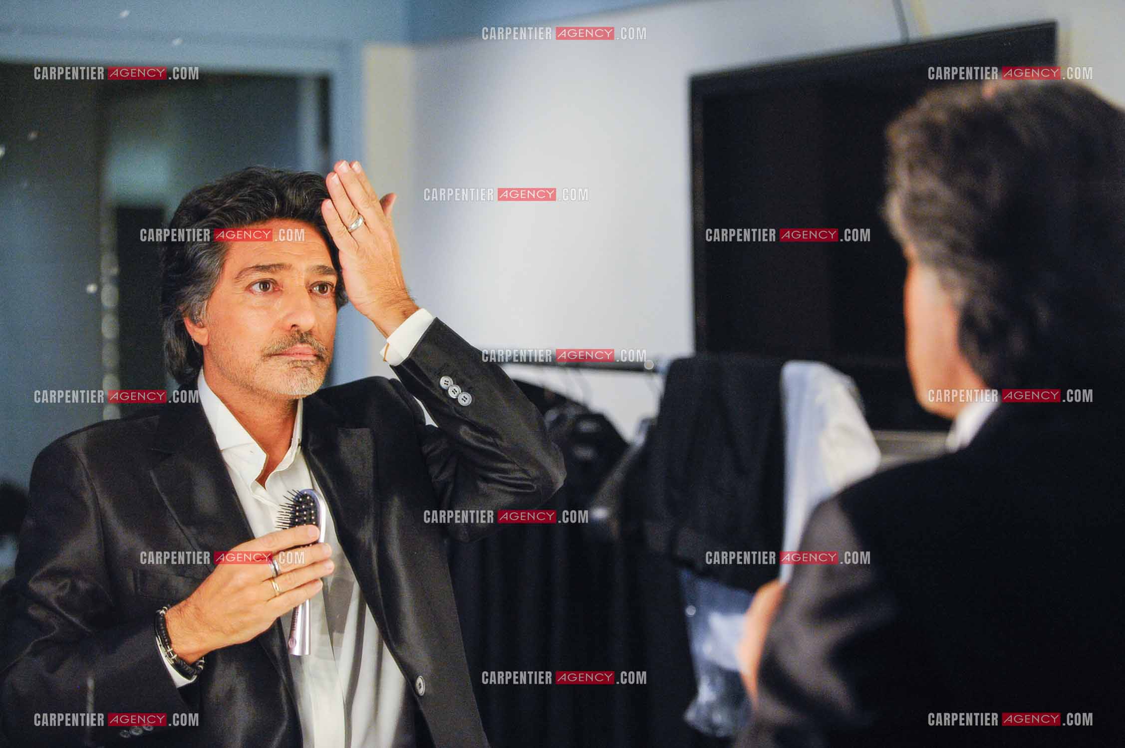 Le chanteur Frédéric François à l'Olympia du 11 au 20 février 2011. Dernières retouches devant le miroir avant l'entrée en scène de Frédéric François.  ( Exclusif )