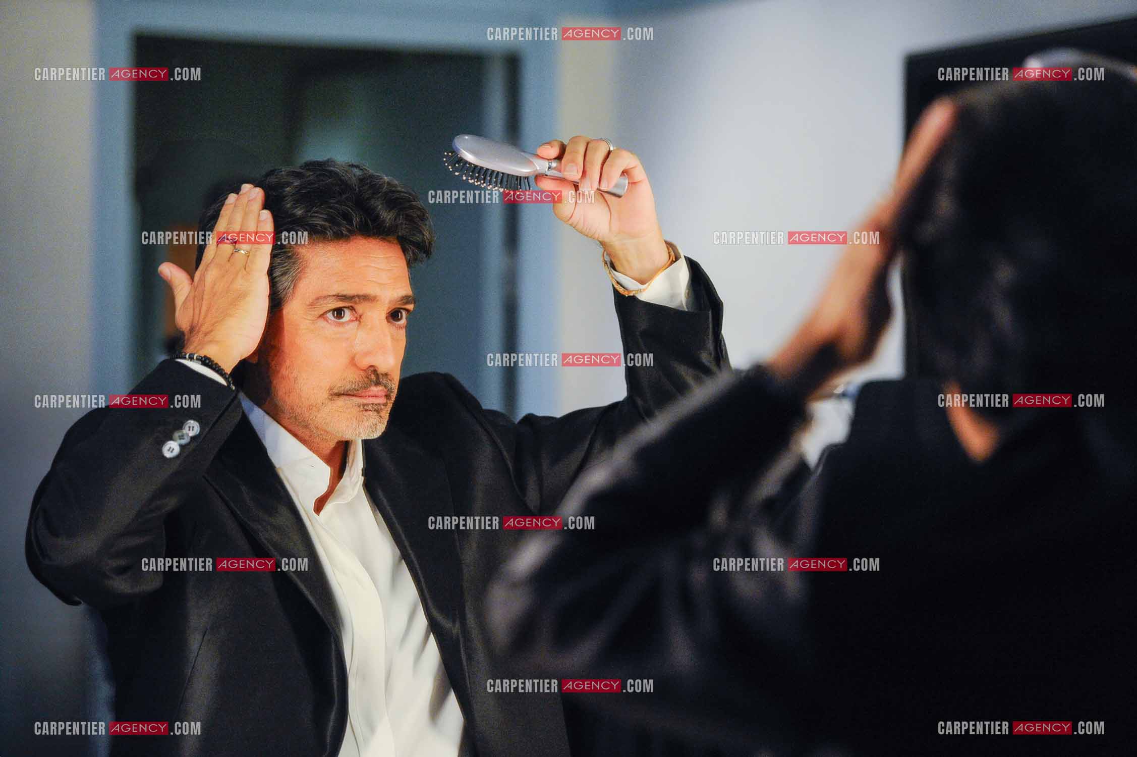 Le chanteur Frédéric François à l'Olympia du 11 au 20 février 2011. Dernières retouches devant le miroir avant l'entrée en scène de Frédéric François.  ( Exclusif )