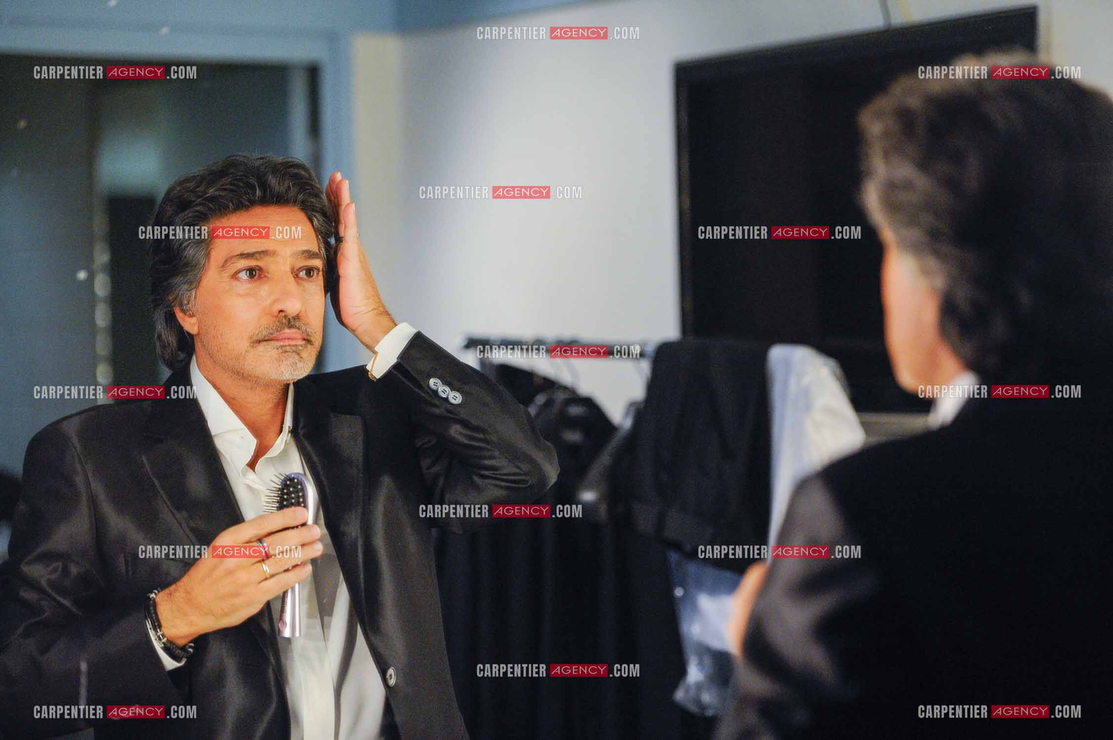 Le chanteur Frédéric François à l'Olympia du 11 au 20 février 2011. Dernières retouches devant le miroir avant l'entrée en scène de Frédéric François.  ( Exclusif )
