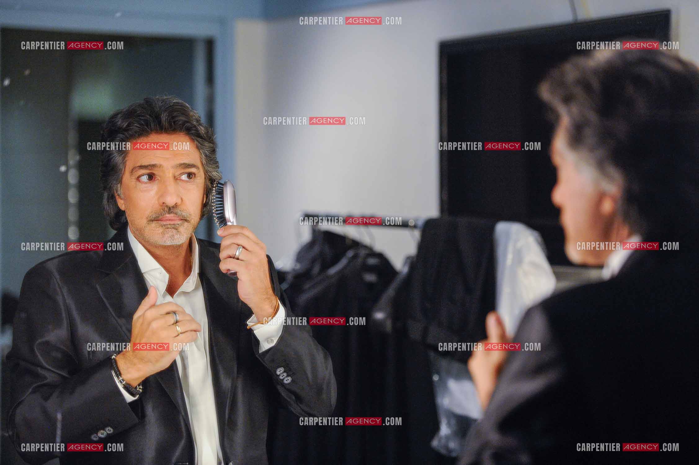 Le chanteur Frédéric François à l'Olympia du 11 au 20 février 2011. Dernières retouches devant le miroir avant l'entrée en scène de Frédéric François.  ( Exclusif )