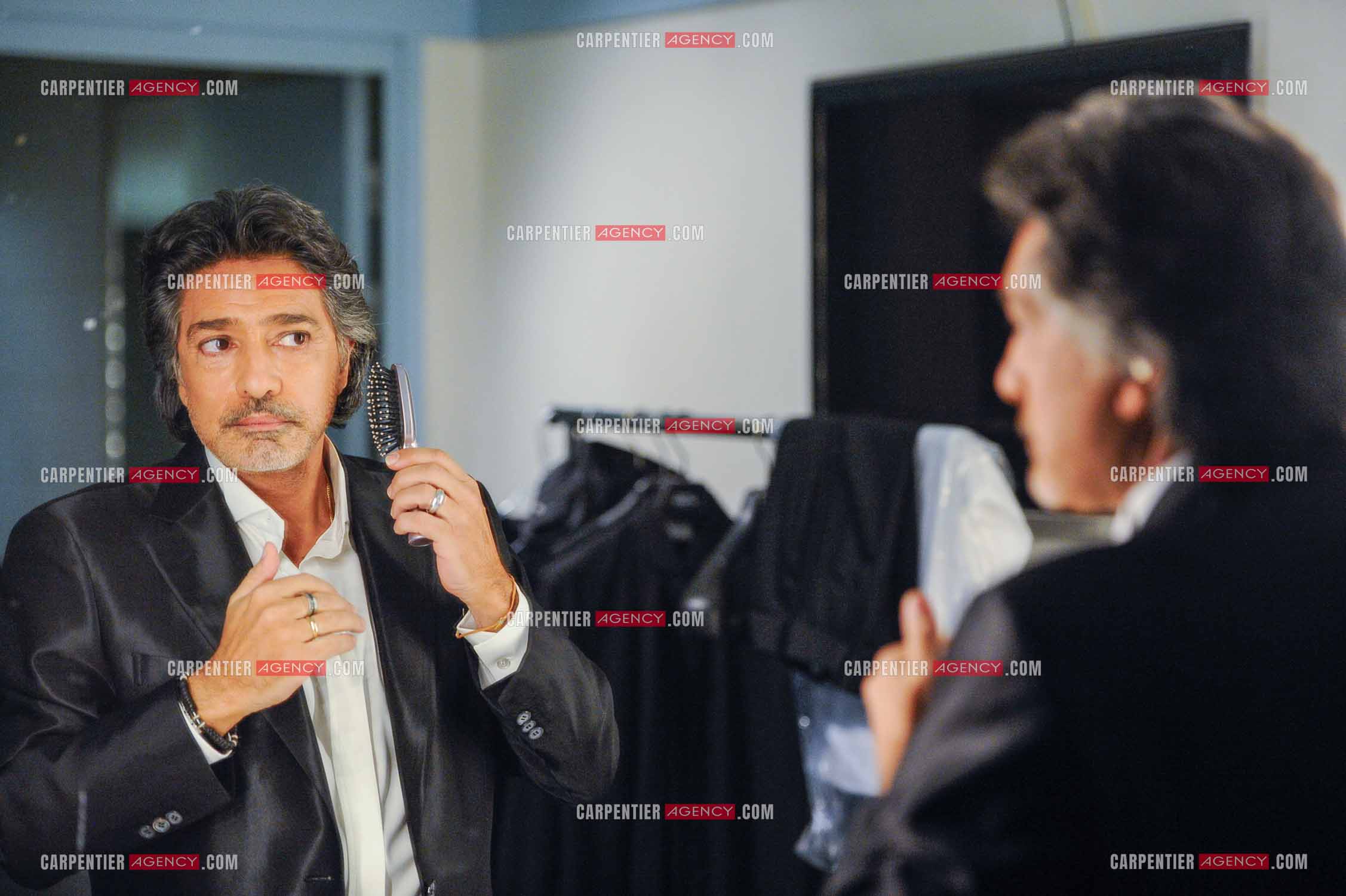 Le chanteur Frédéric François à l'Olympia du 11 au 20 février 2011. Dernières retouches devant le miroir avant l'entrée en scène de Frédéric François.  ( Exclusif )