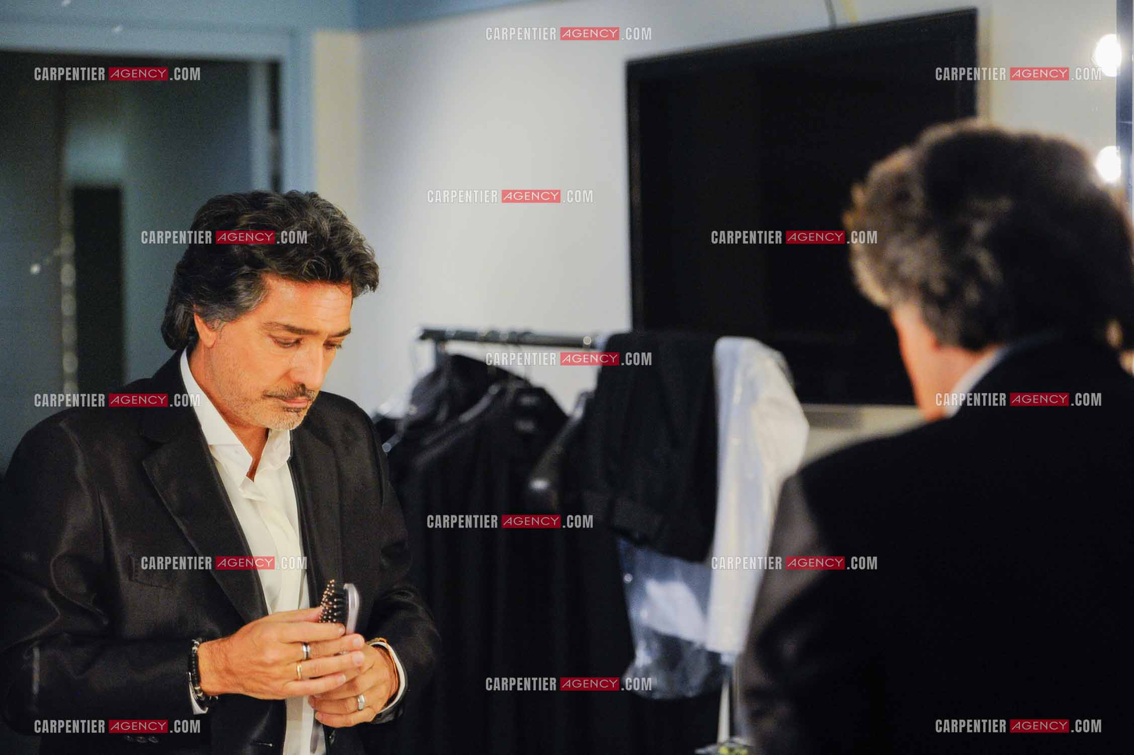 Le chanteur Frédéric François à l'Olympia du 11 au 20 février 2011. Dernières retouches devant le miroir avant l'entrée en scène de Frédéric François.  ( Exclusif )
