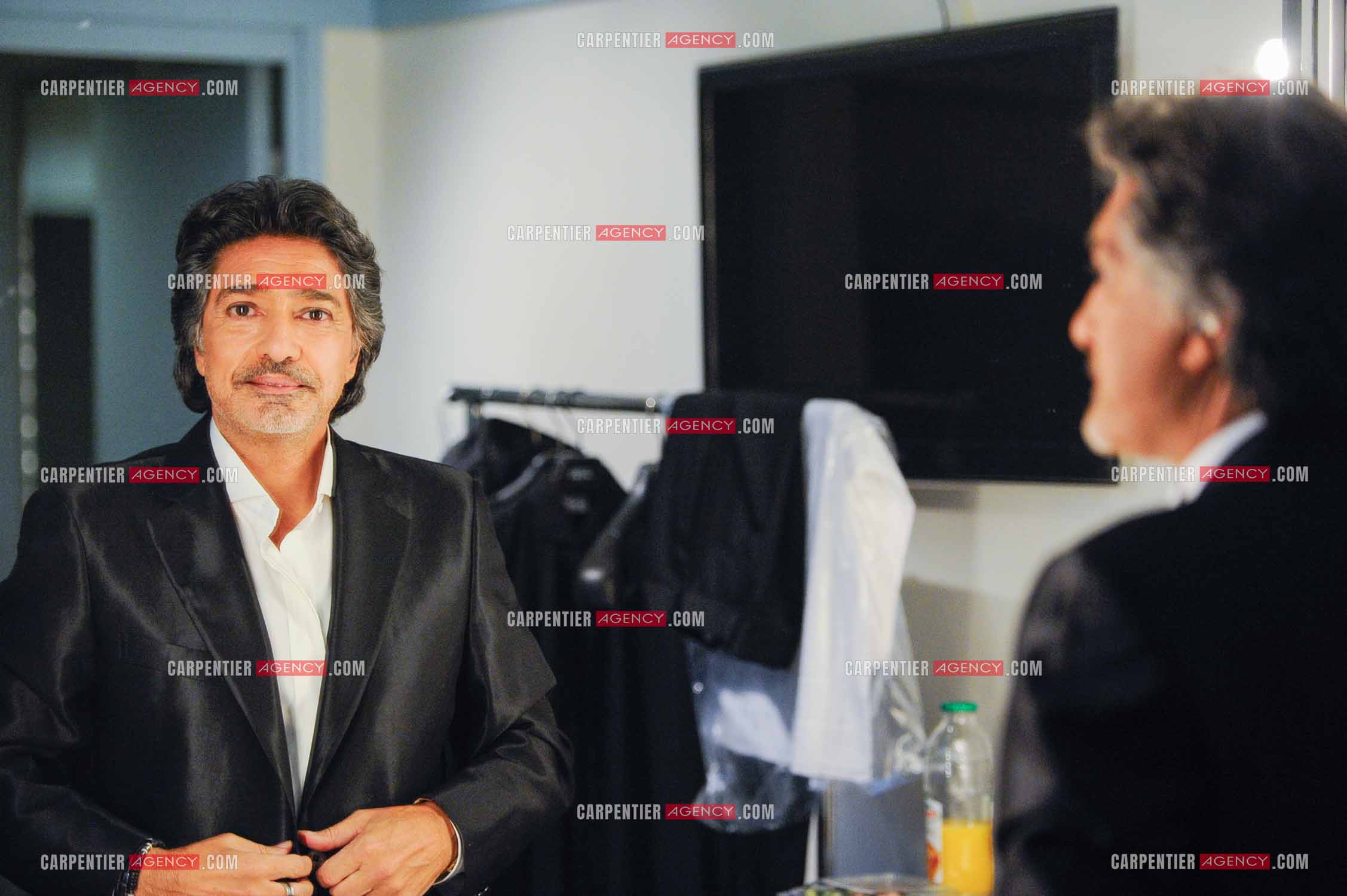 Le chanteur Frédéric François à l'Olympia du 11 au 20 février 2011. Dernières retouches devant le miroir avant l'entrée en scène de Frédéric François.  ( Exclusif )