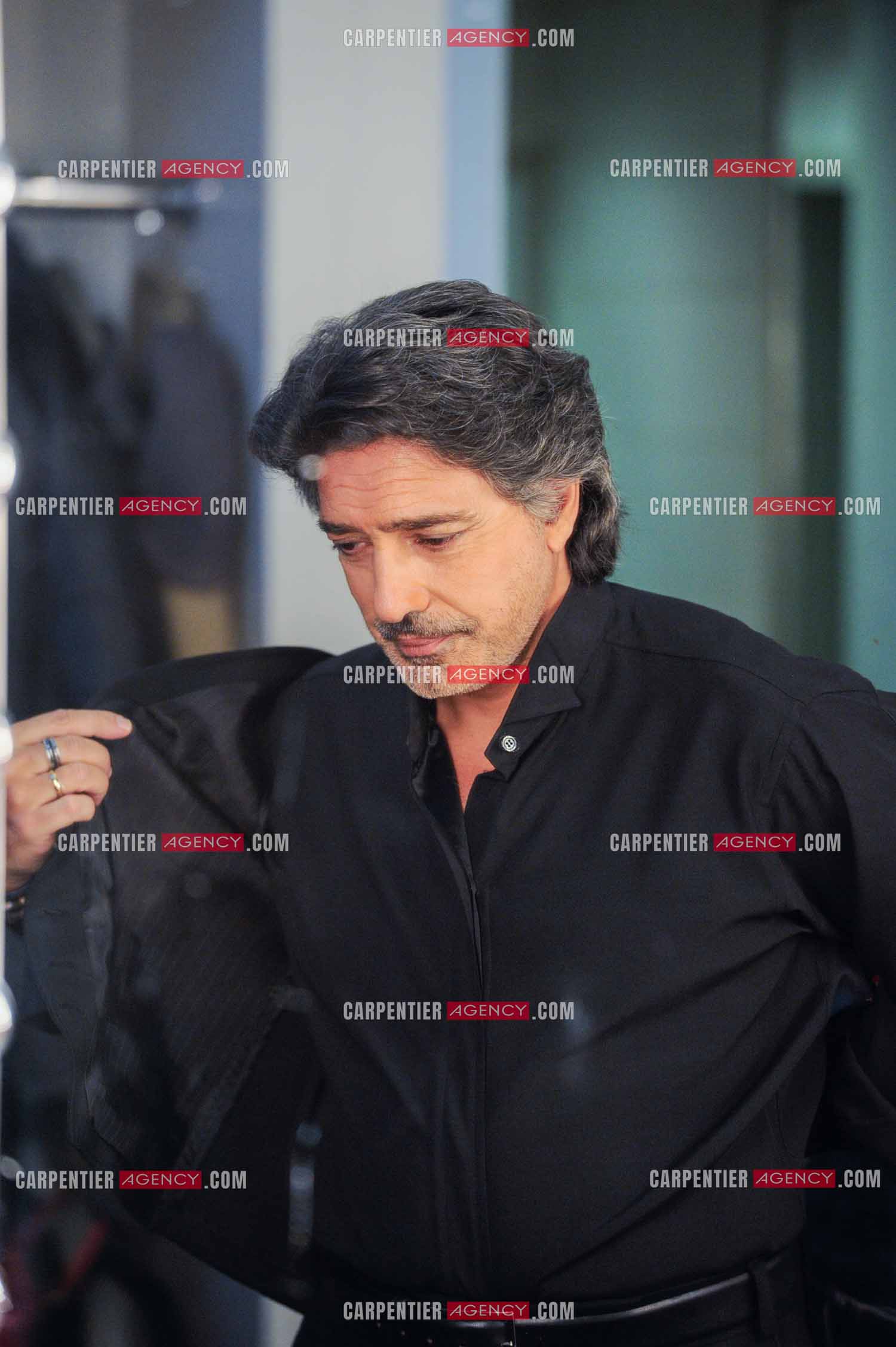 Le chanteur Frédéric François à l'Olympia du 11 au 20 février 2011. Dernières retouches devant le miroir avant l'entrée en scène de Frédéric François.  ( Exclusif )