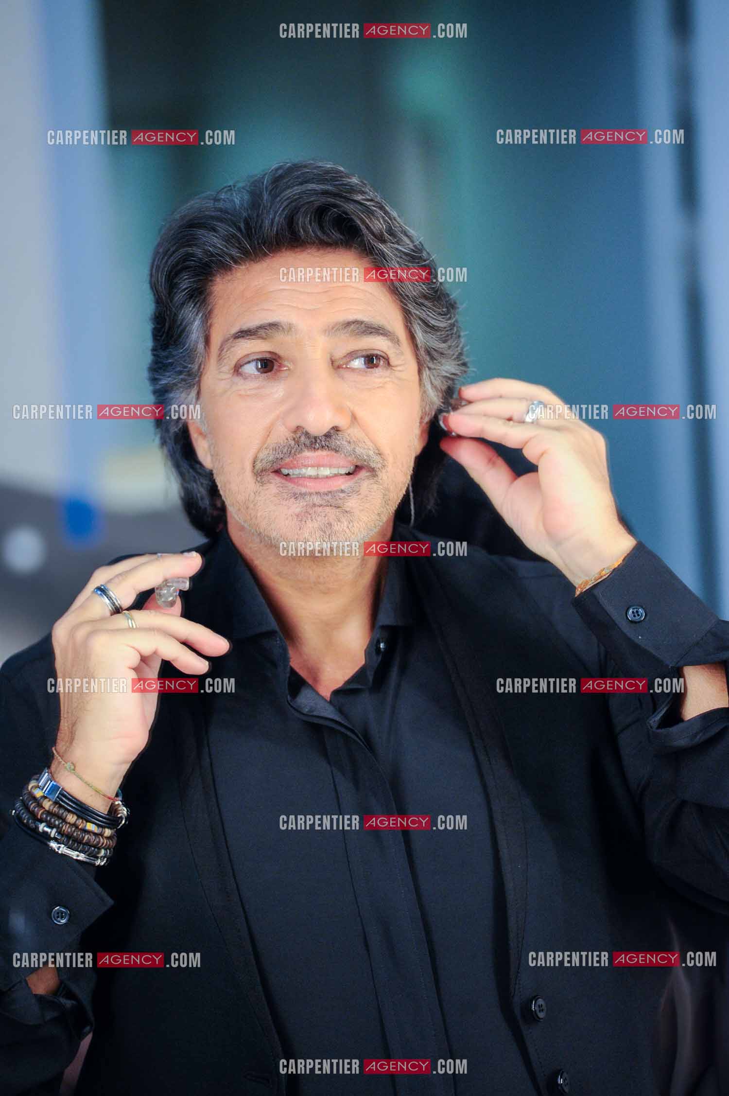 Le chanteur Frédéric François à l'Olympia du 11 au 20 février 2011. Dernières retouches devant le miroir avant l'entrée en scène de Frédéric François.  ( Exclusif )
