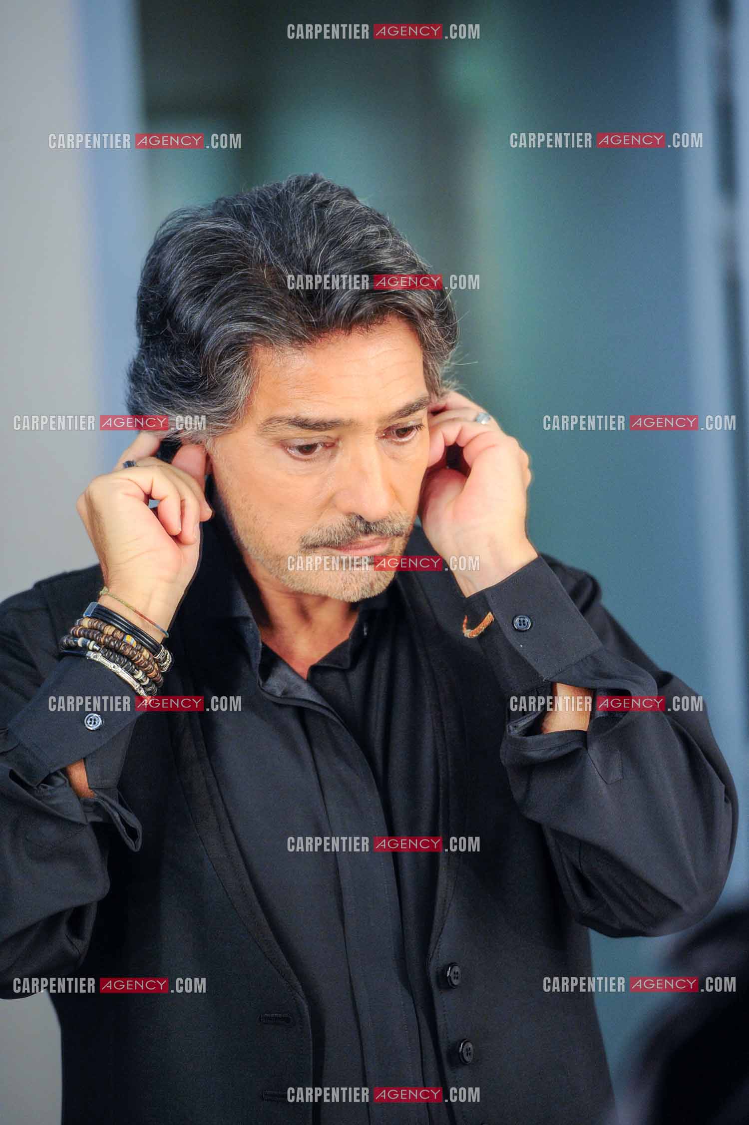 Le chanteur Frédéric François à l'Olympia du 11 au 20 février 2011. Dernières retouches devant le miroir avant l'entrée en scène de Frédéric François.  ( Exclusif )