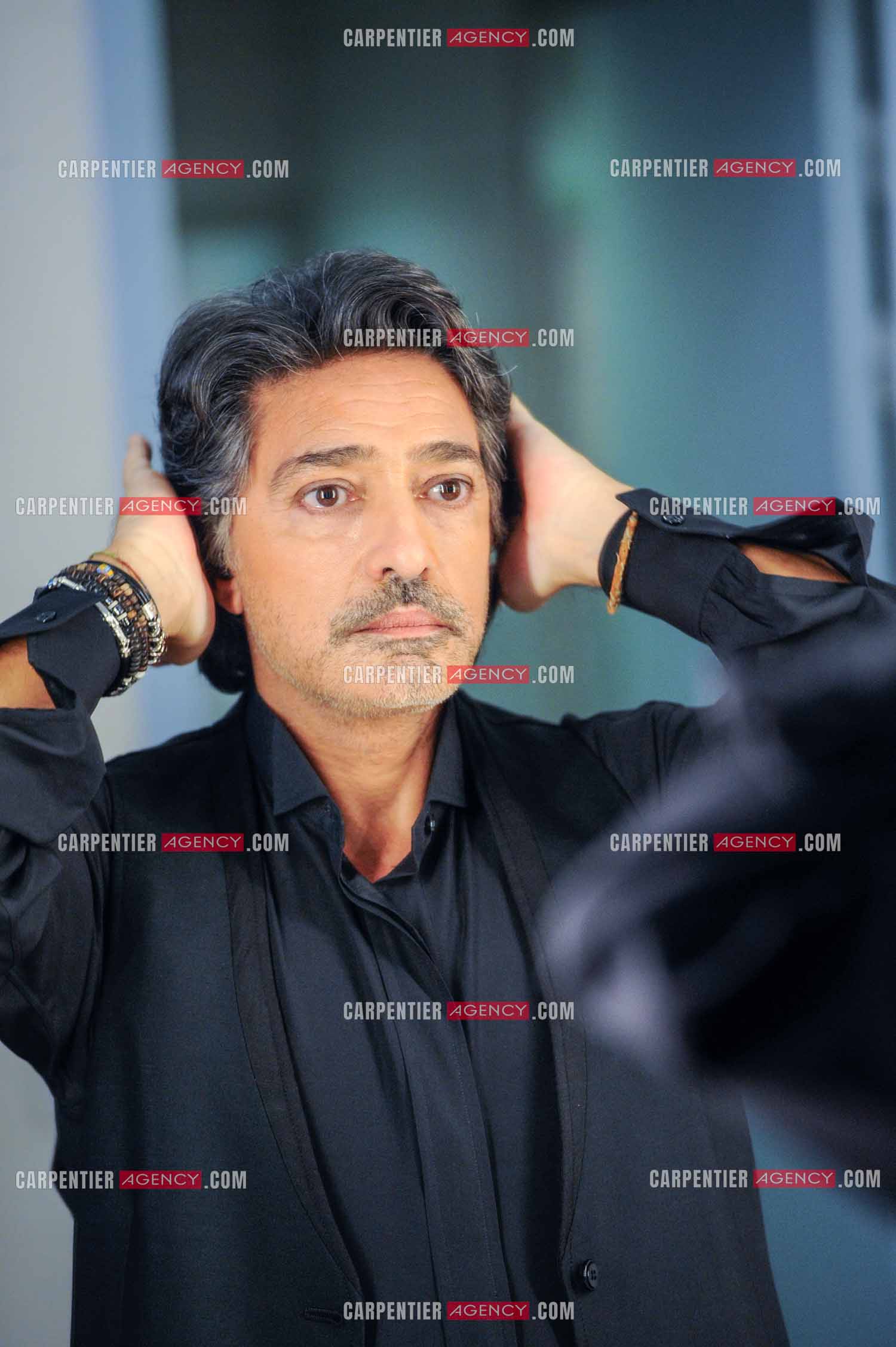 Le chanteur Frédéric François à l'Olympia du 11 au 20 février 2011. Dernières retouches devant le miroir avant l'entrée en scène de Frédéric François.  ( Exclusif )