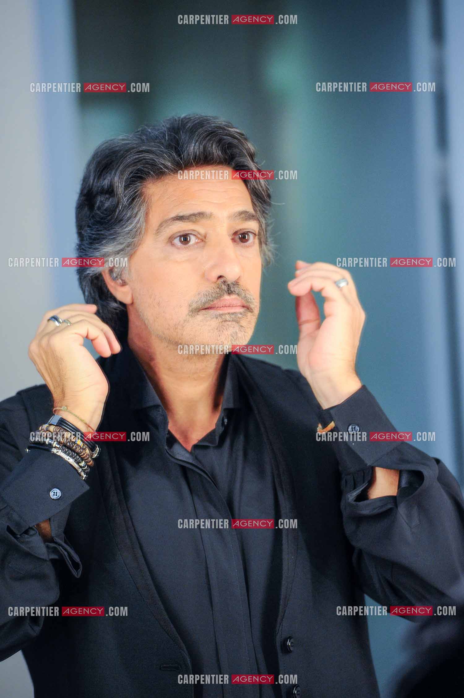 Le chanteur Frédéric François à l'Olympia du 11 au 20 février 2011. Dernières retouches devant le miroir avant l'entrée en scène de Frédéric François.  ( Exclusif )