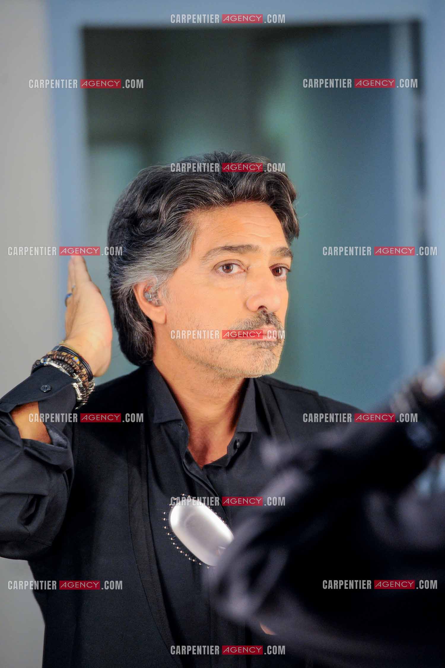 Le chanteur Frédéric François à l'Olympia du 11 au 20 février 2011. Dernières retouches devant le miroir avant l'entrée en scène de Frédéric François.  ( Exclusif )