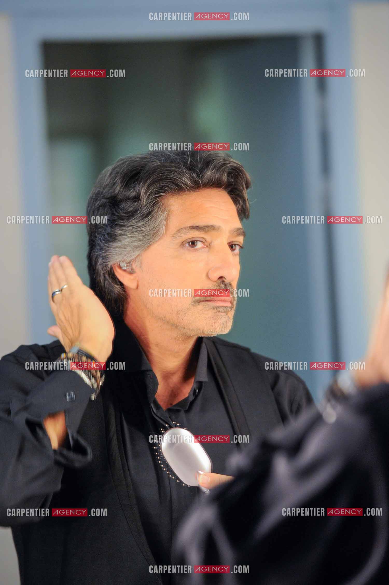 Le chanteur Frédéric François à l'Olympia du 11 au 20 février 2011. Dernières retouches devant le miroir avant l'entrée en scène de Frédéric François.  ( Exclusif )