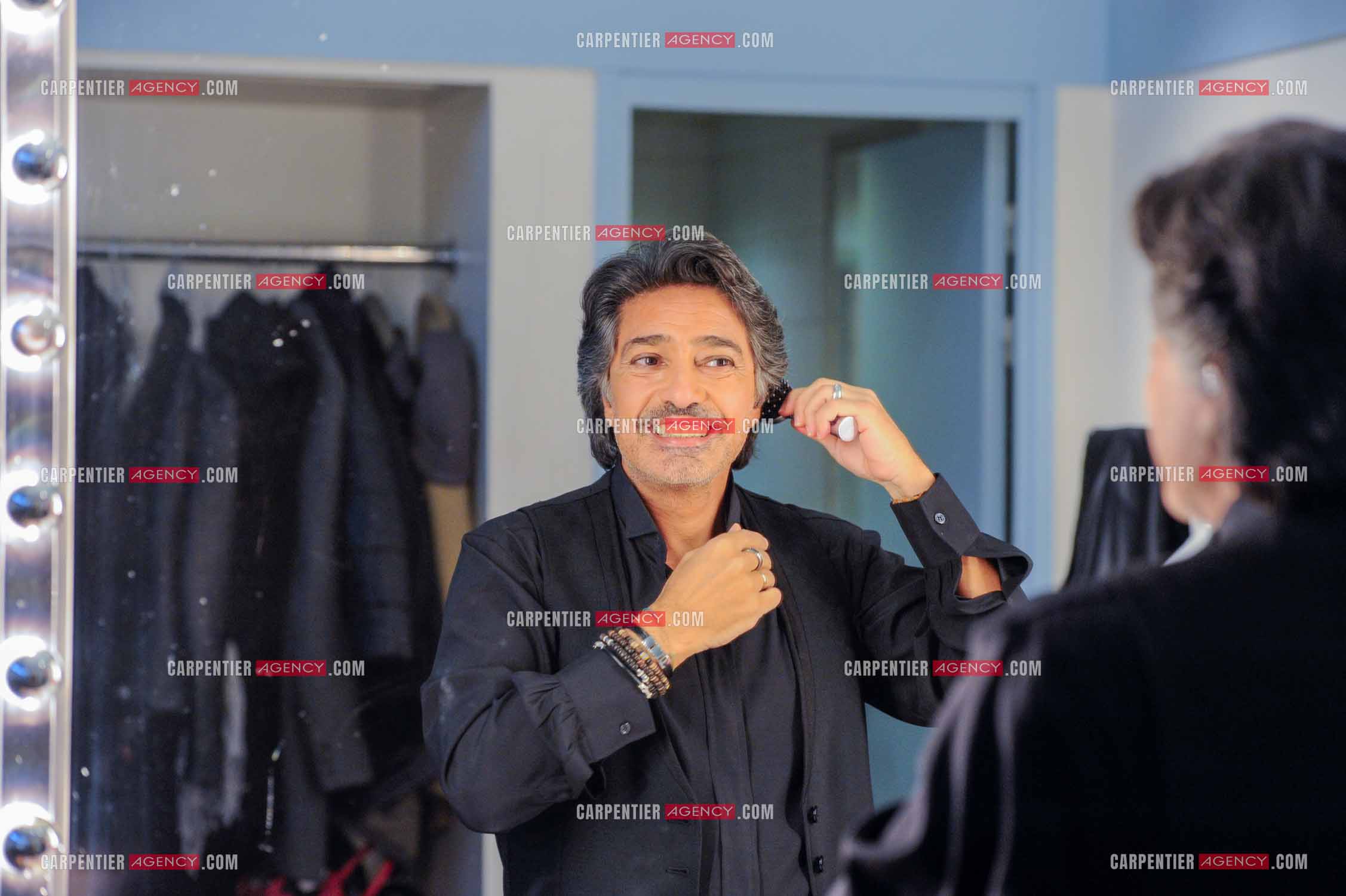 Le chanteur Frédéric François à l'Olympia du 11 au 20 février 2011. Dernières retouches devant le miroir avant l'entrée en scène de Frédéric François.  ( Exclusif )