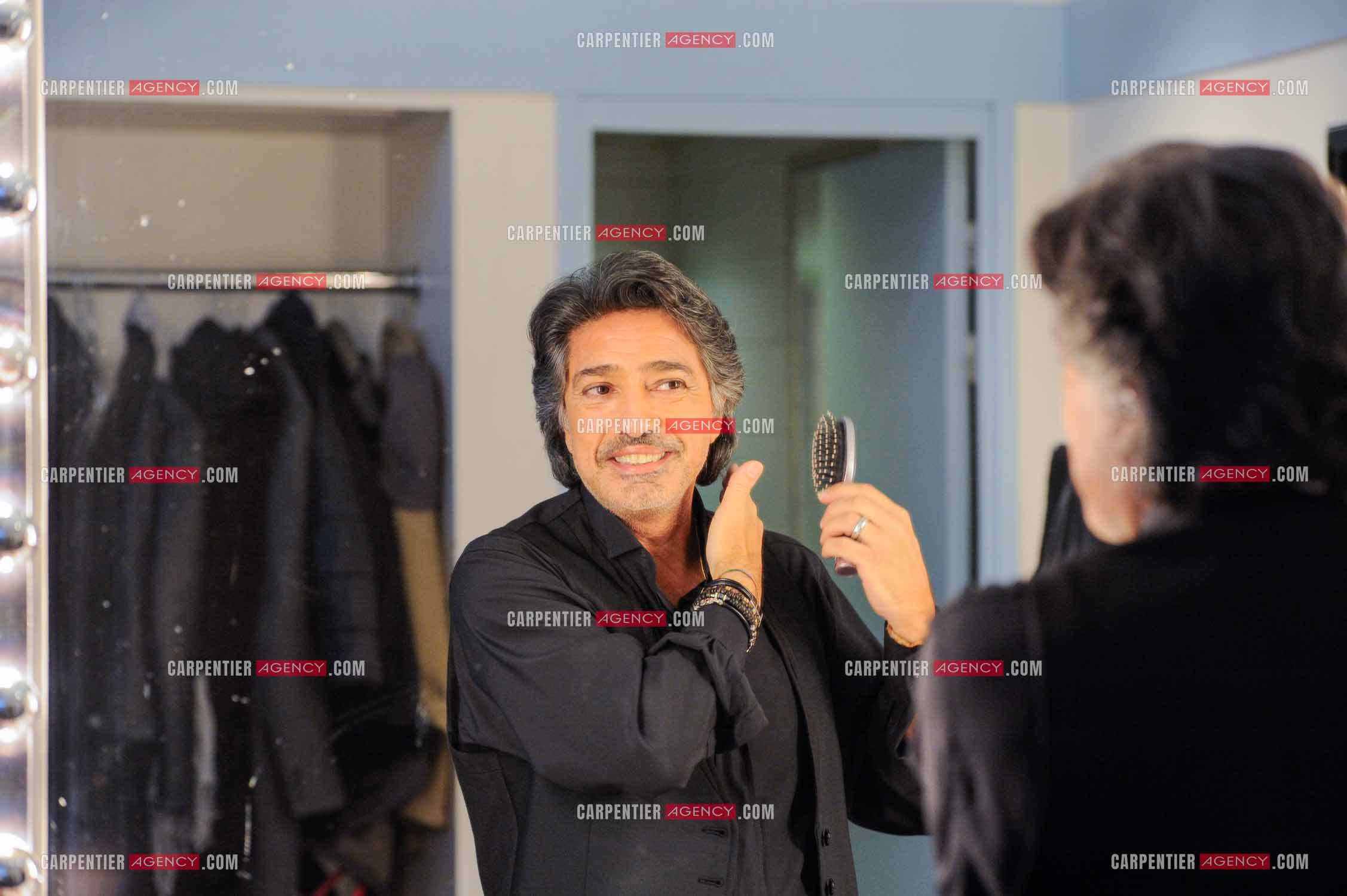 Le chanteur Frédéric François à l'Olympia du 11 au 20 février 2011. Dernières retouches devant le miroir avant l'entrée en scène de Frédéric François.  ( Exclusif )