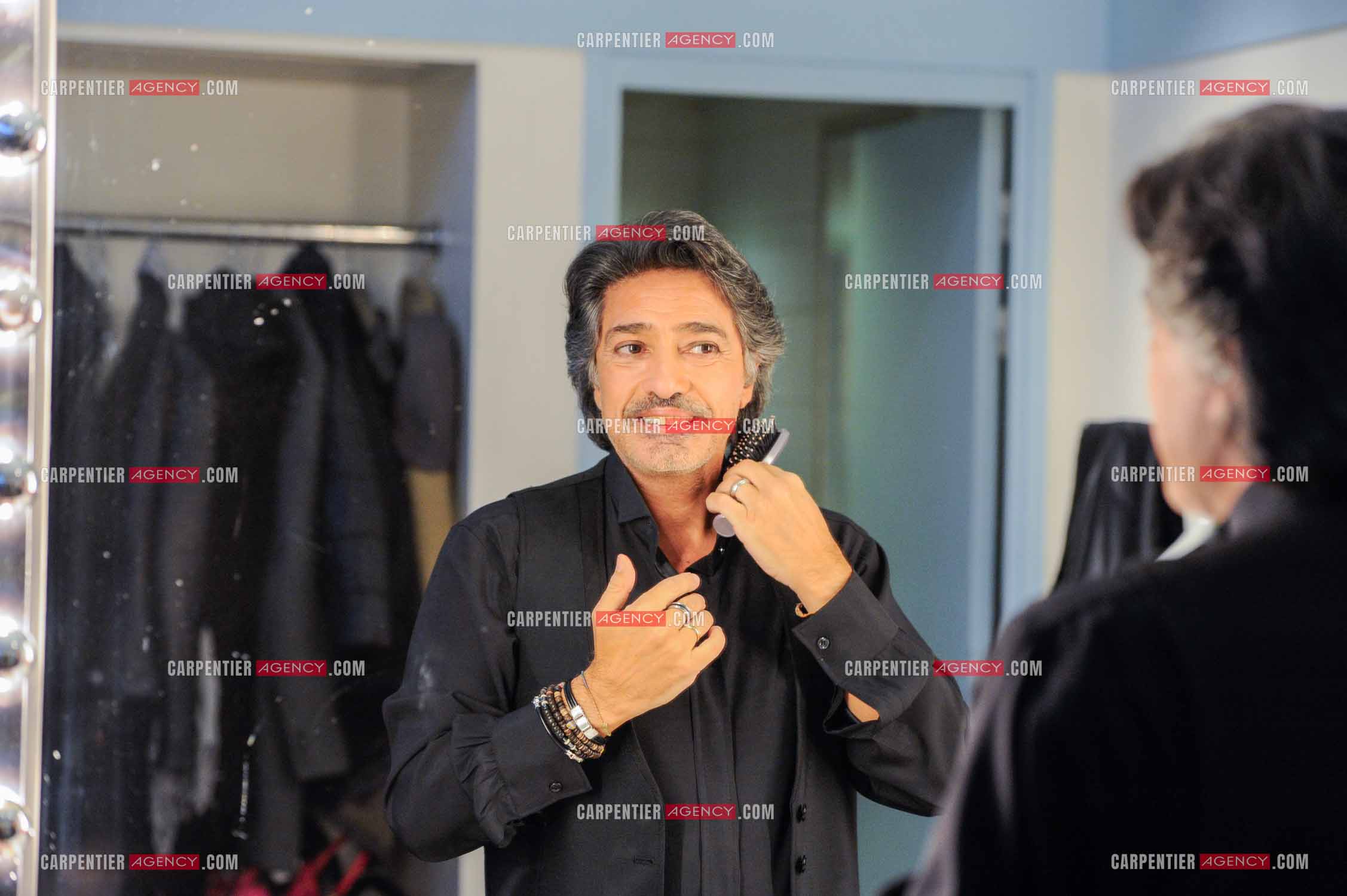 Le chanteur Frédéric François à l'Olympia du 11 au 20 février 2011. Dernières retouches devant le miroir avant l'entrée en scène de Frédéric François.  ( Exclusif )