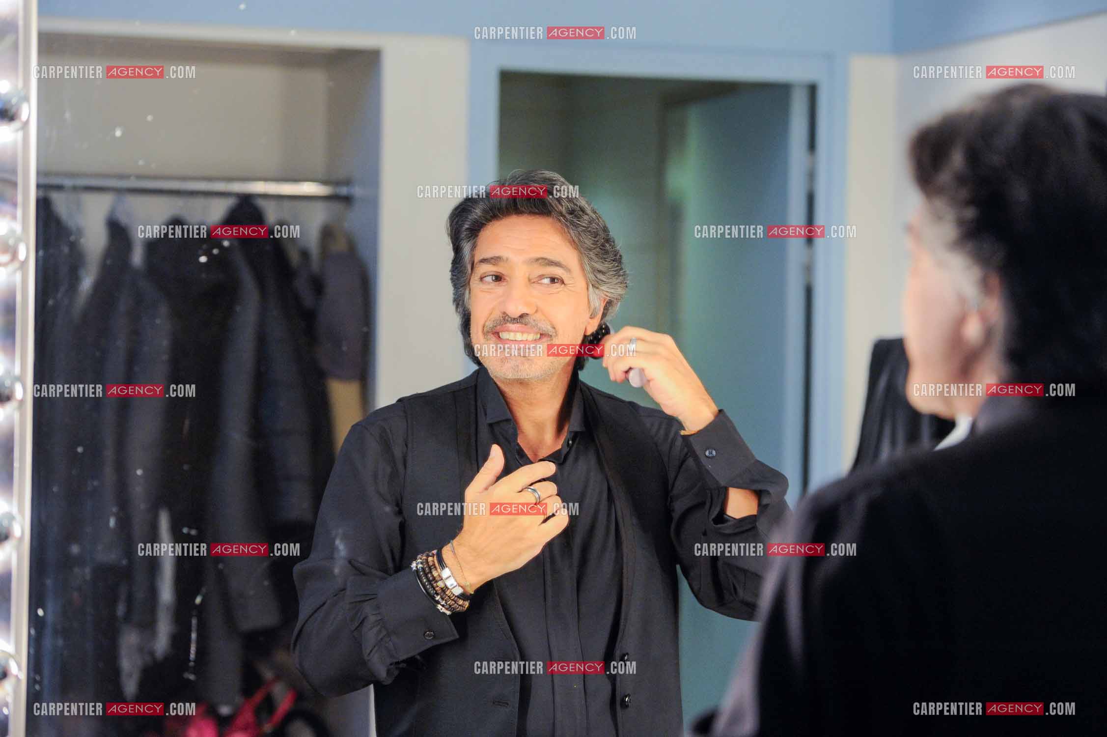 Le chanteur Frédéric François à l'Olympia du 11 au 20 février 2011. Dernières retouches devant le miroir avant l'entrée en scène de Frédéric François.  ( Exclusif )