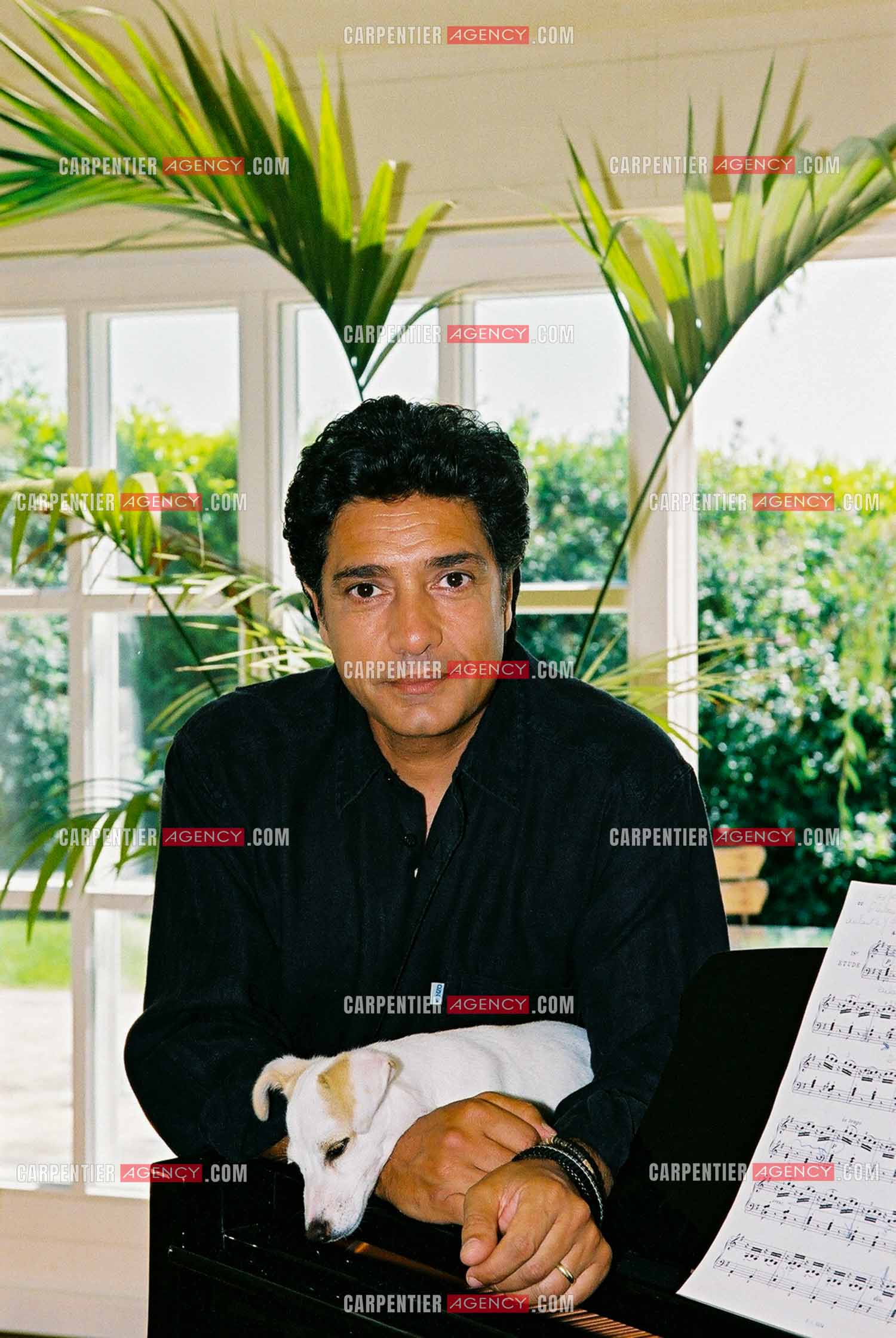 Le chanteur Frédéric François et sa petite chienne nommée " Bichette“.   ( Exclusif )