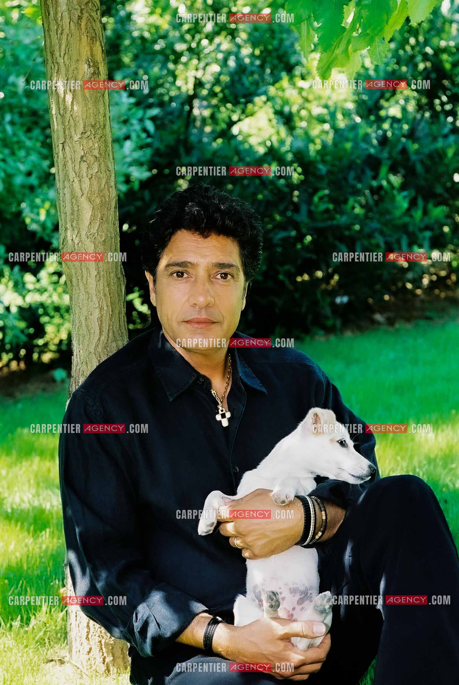 Le chanteur Frédéric François et sa petite chienne nommée " Bichette“.   ( Exclusif )