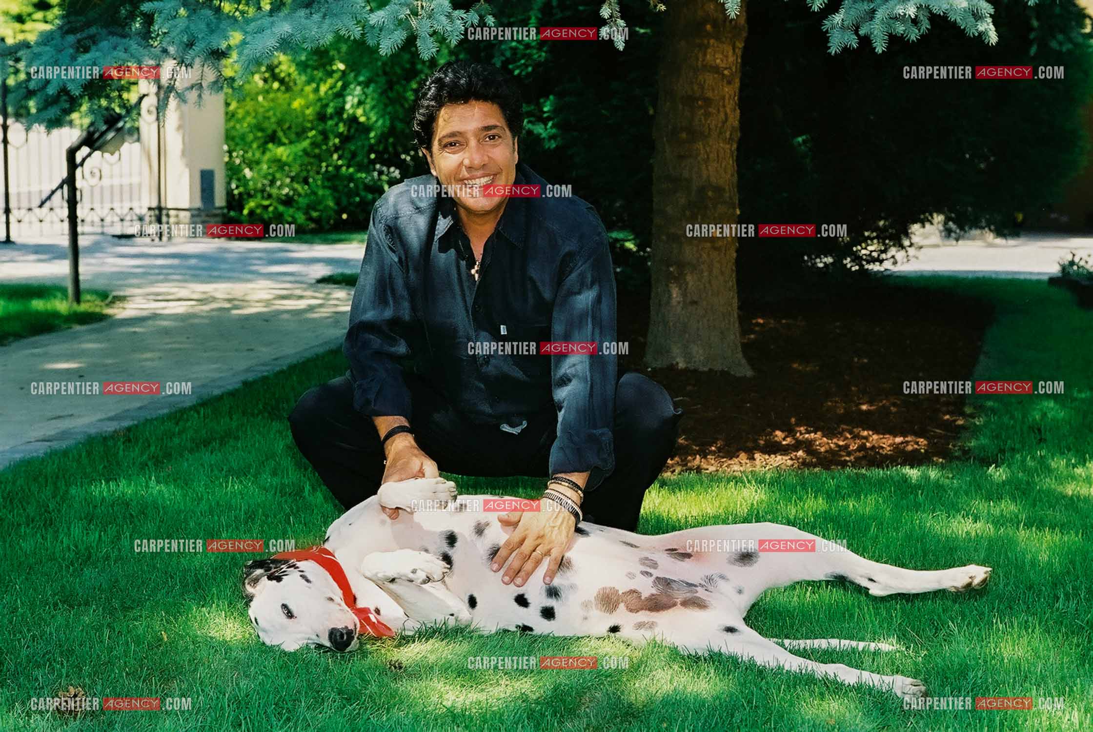 Le chanteur Frédéric François et sa chienne Dalmatien nommée "Lady“.   ( Exclusif )