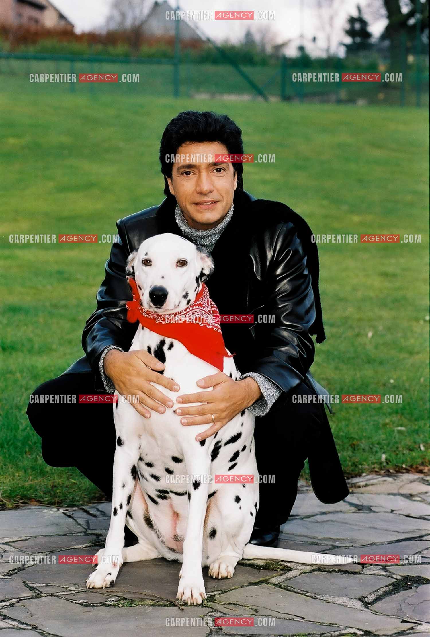 Le chanteur Frédéric François et sa chienne Dalmatien nommée "Lady“.   ( Exclusif )