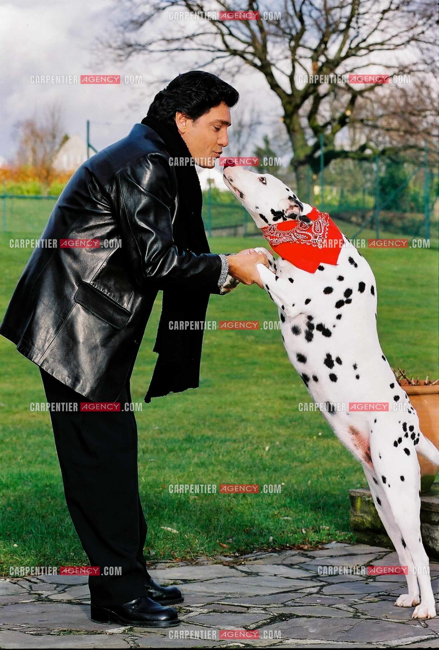 Le chanteur Frédéric François et sa chienne Dalmatien nommée "Lady“.   ( Exclusif )