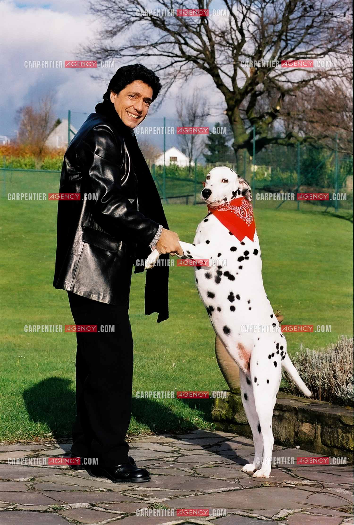 Le chanteur Frédéric François et sa chienne Dalmatien nommée "Lady“.   ( Exclusif )