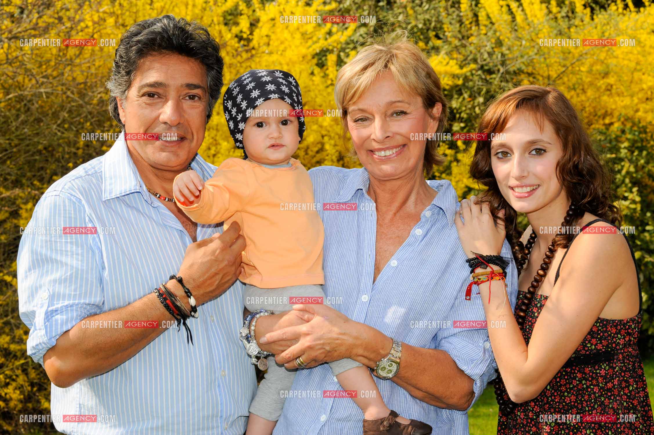 Le chanteur Frédéric François chez lui en Belgique avec sa femme Monique, leur fille Victoria et leur petite fille Alia.  ( Exclusif )