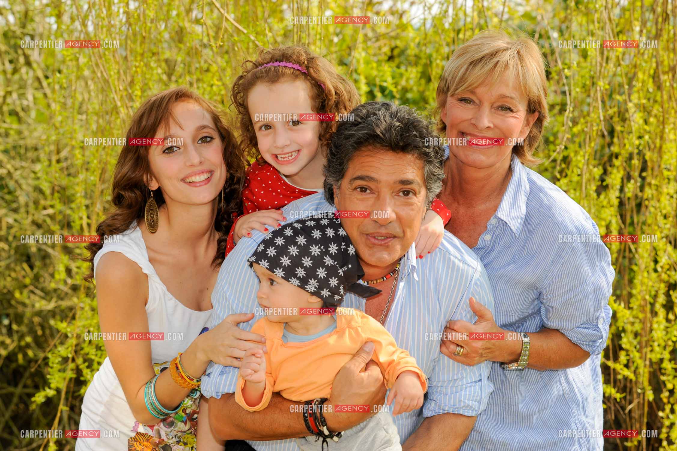 Le chanteur Frédéric François chez lui en Belgique. Frédéric avec sa femme  Monique et leur fille Victoria entourés de deux de leurs petites filles Alia et Nina. ( Exclusif )