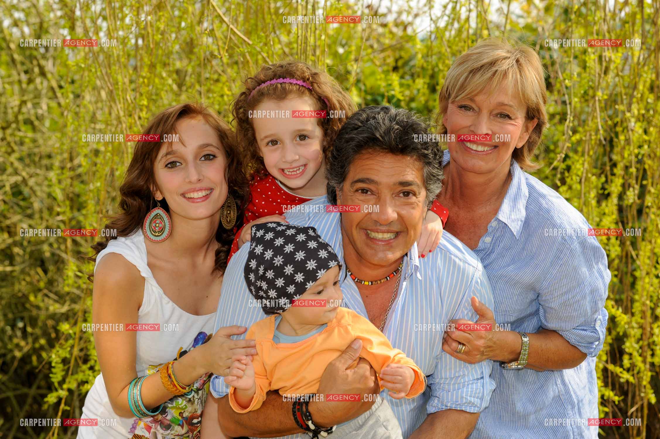 Le chanteur Frédéric François chez lui en Belgique. Frédéric avec sa femme  Monique et leur fille Victoria entourés de deux de leurs petites filles Alia et Nina. ( Exclusif )