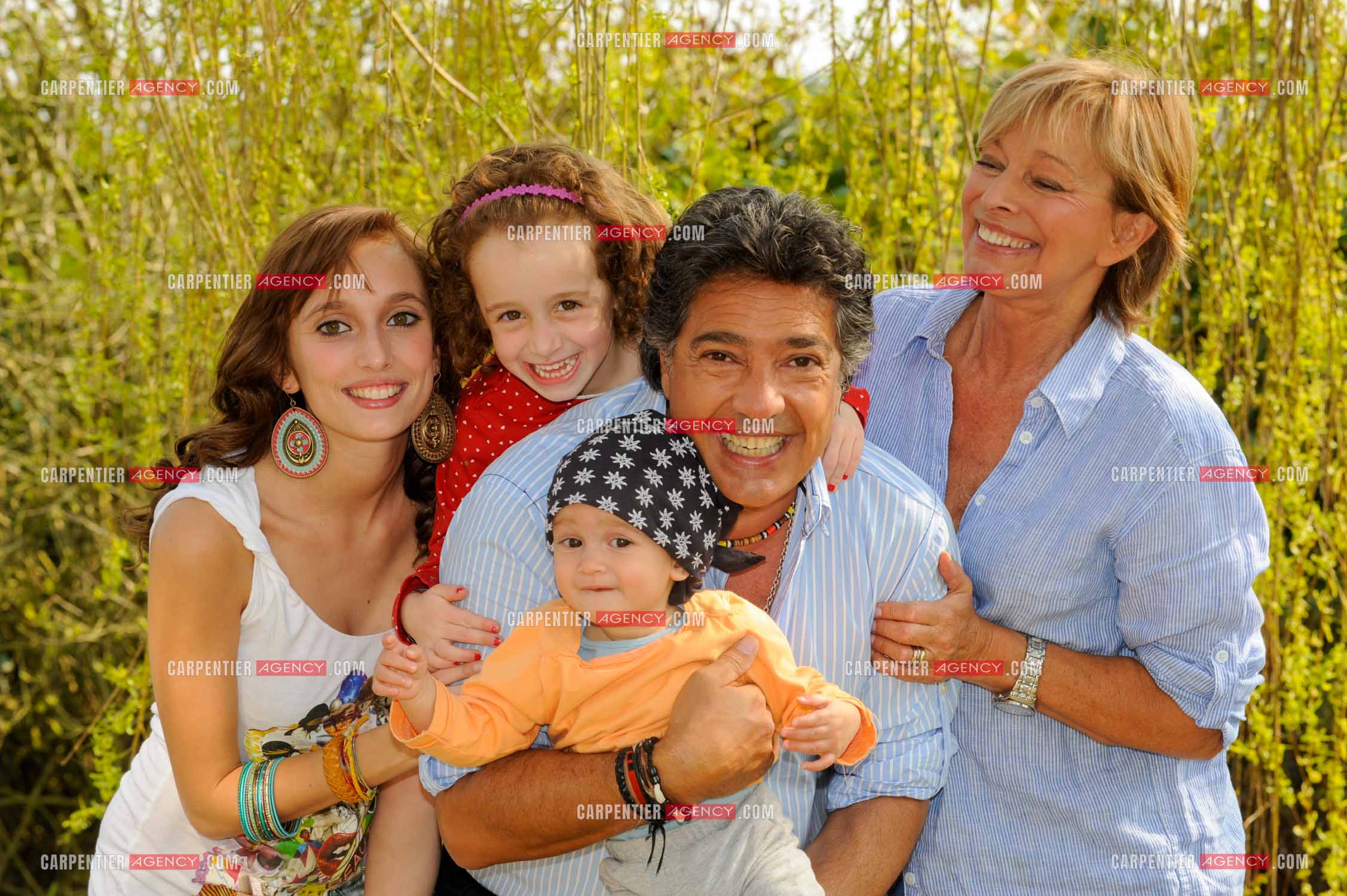 Le chanteur Frédéric François chez lui en Belgique. Frédéric avec sa femme  Monique et leur fille Victoria entourés de deux de leurs petites filles Alia et Nina. ( Exclusif )