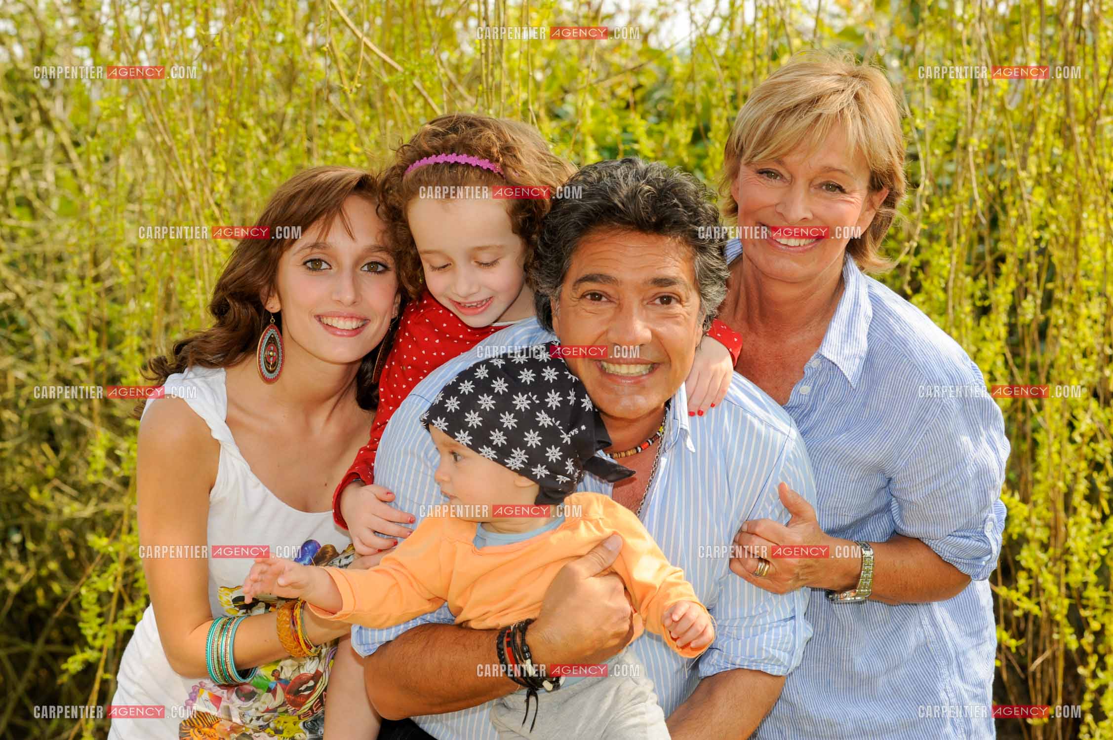 Le chanteur Frédéric François chez lui en Belgique. Frédéric avec sa femme  Monique et leur fille Victoria entourés de deux de leurs petites filles Alia et Nina. ( Exclusif )