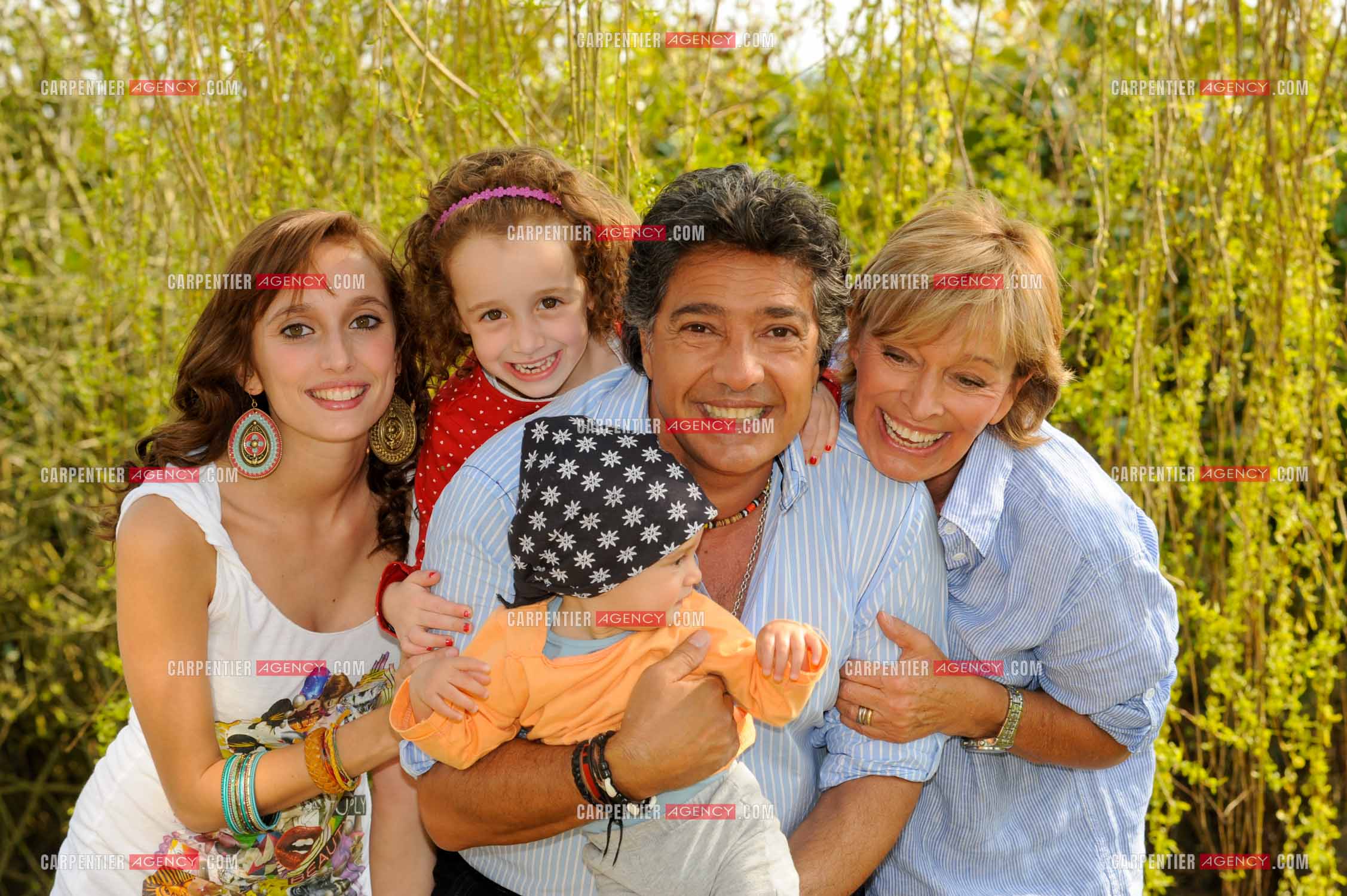Le chanteur Frédéric François chez lui en Belgique. Frédéric avec sa femme  Monique et leur fille Victoria entourés de deux de leurs petites filles Alia et Nina. ( Exclusif )
