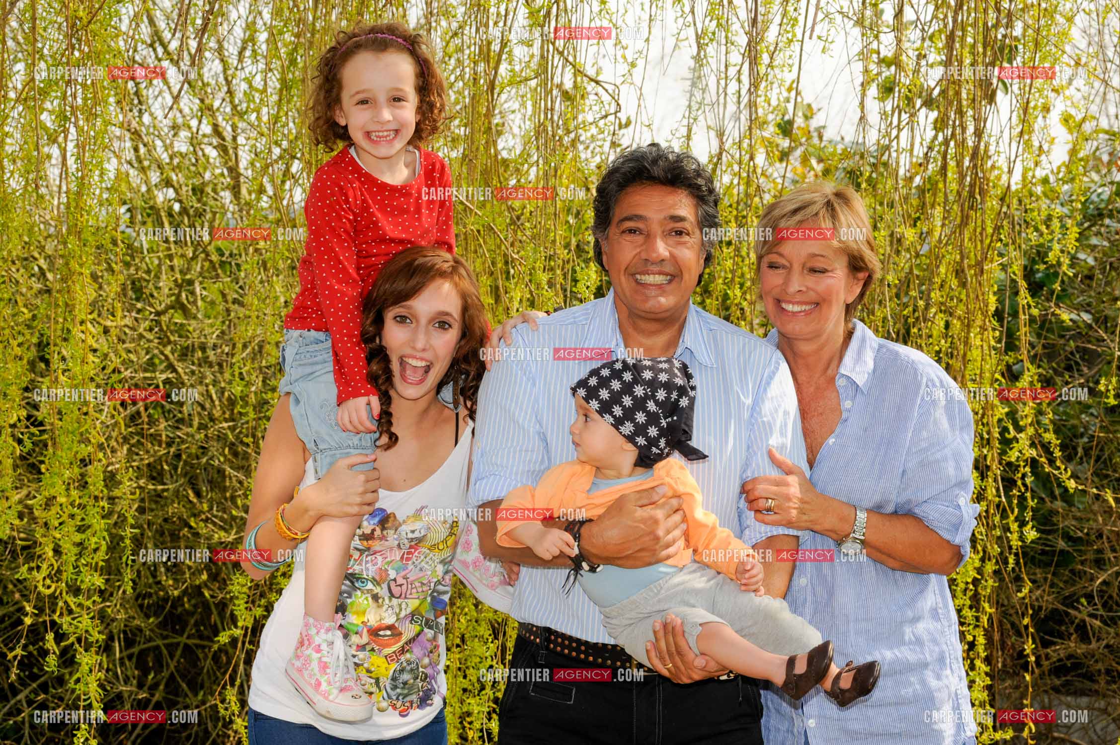 Le chanteur Frédéric François chez lui en Belgique. Frédéric avec sa femme  Monique et leur fille Victoria entourés de deux de leurs petites filles Alia et Nina. ( Exclusif )