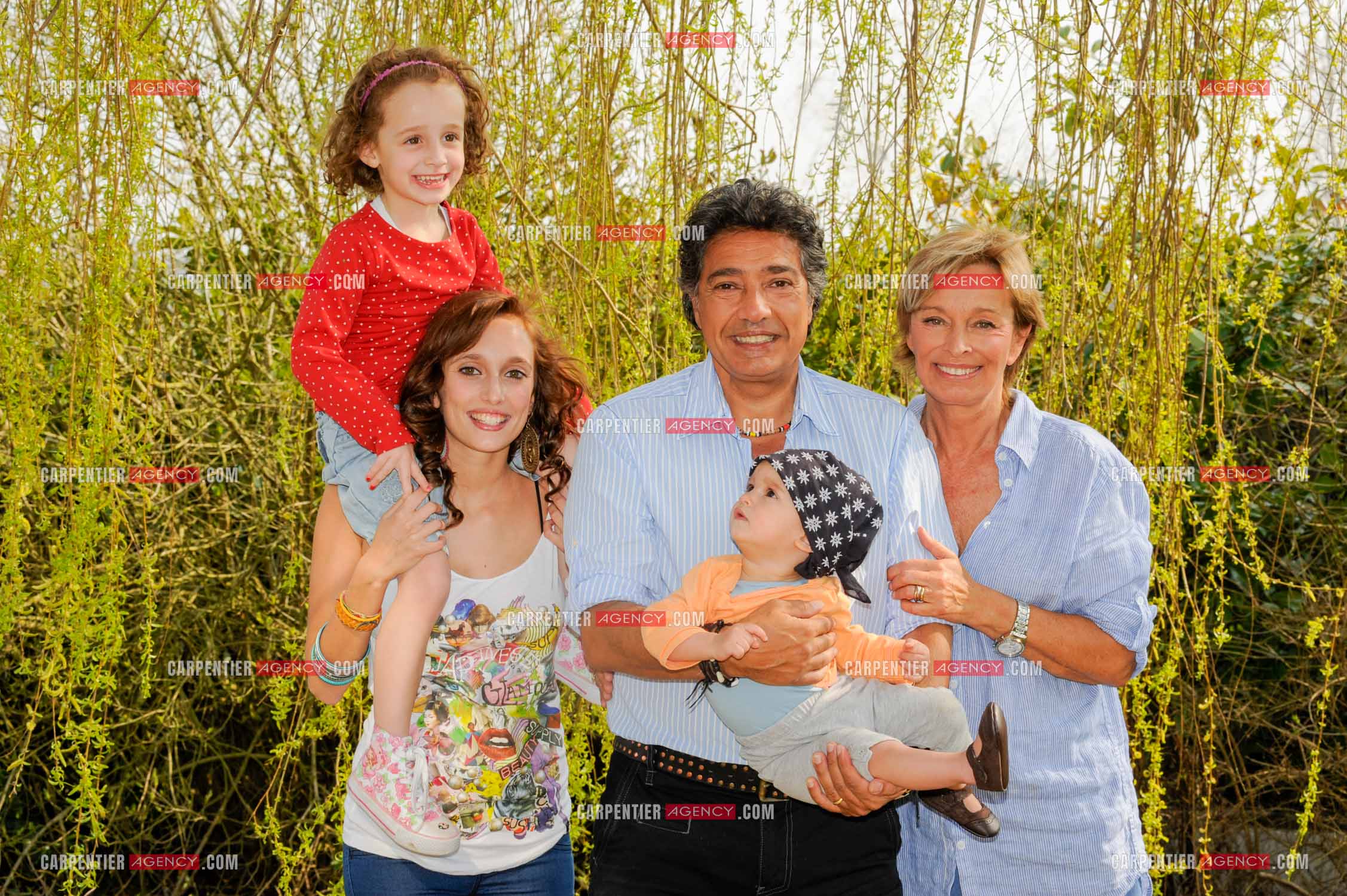 Le chanteur Frédéric François chez lui en Belgique. Frédéric avec sa femme  Monique et leur fille Victoria entourés de deux de leurs petites filles Alia et Nina. ( Exclusif )