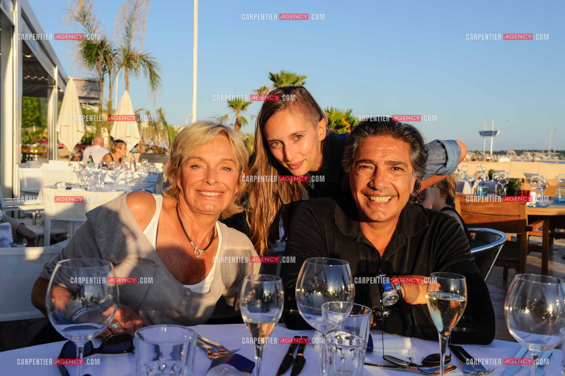 Le chanteur Frédéric François lors de ses vacances en famille dans sa résidence secondaire d'Antibes. Frédéric et sa femme Monique entourés de leur fille Victoria pour Dîner en famille sur la plage. ( Exclusif )