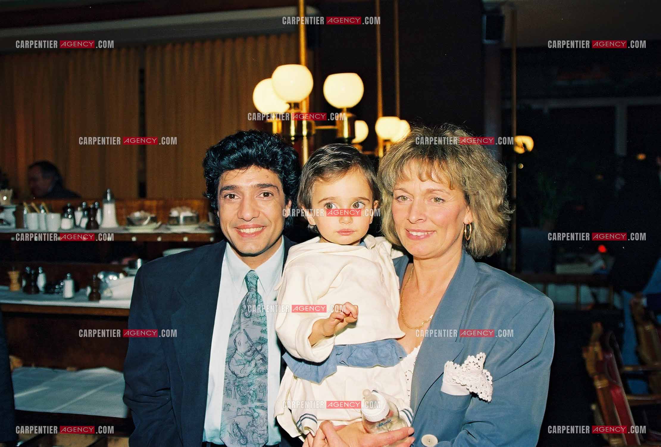 Le chanteur Frédéric François à l'Olympia en 1992. Frédéric avec sa femme Monique et leur petite dernière Victoria âgée de 2 ans.                                    ( Exclusif )