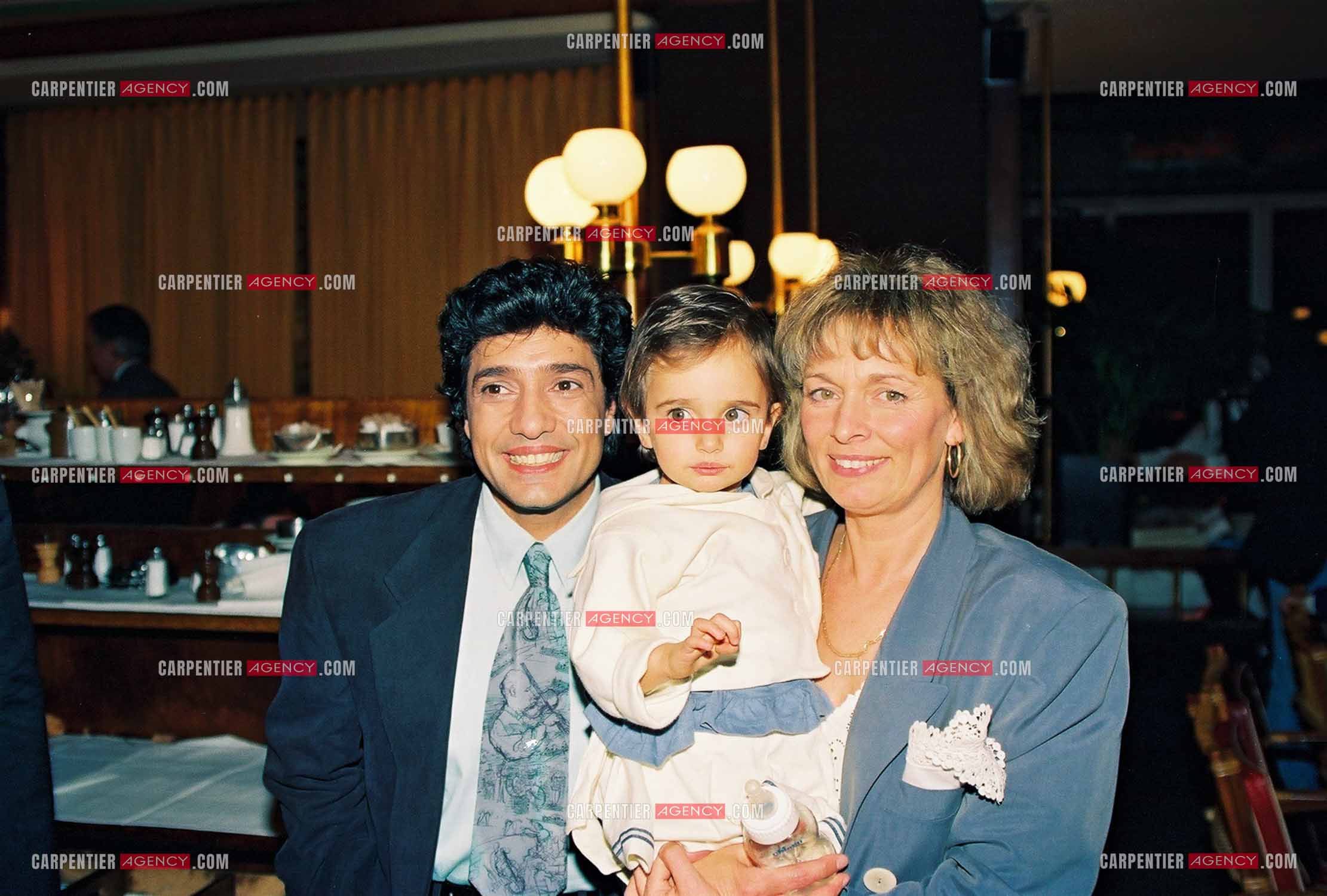 Le chanteur Frédéric François à l'Olympia en 1992. Frédéric avec sa femme Monique et leur petite dernière Victoria âgée de 2 ans.                                    ( Exclusif )