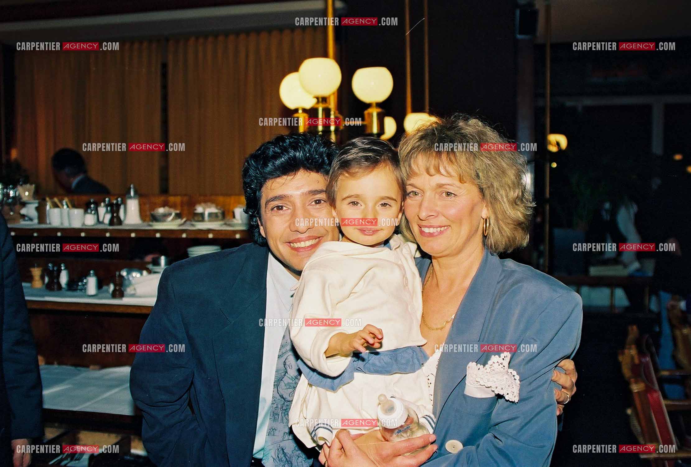 Le chanteur Frédéric François à l'Olympia en 1992. Frédéric avec sa femme Monique et leur petite dernière Victoria âgée de 2 ans.                                    ( Exclusif )