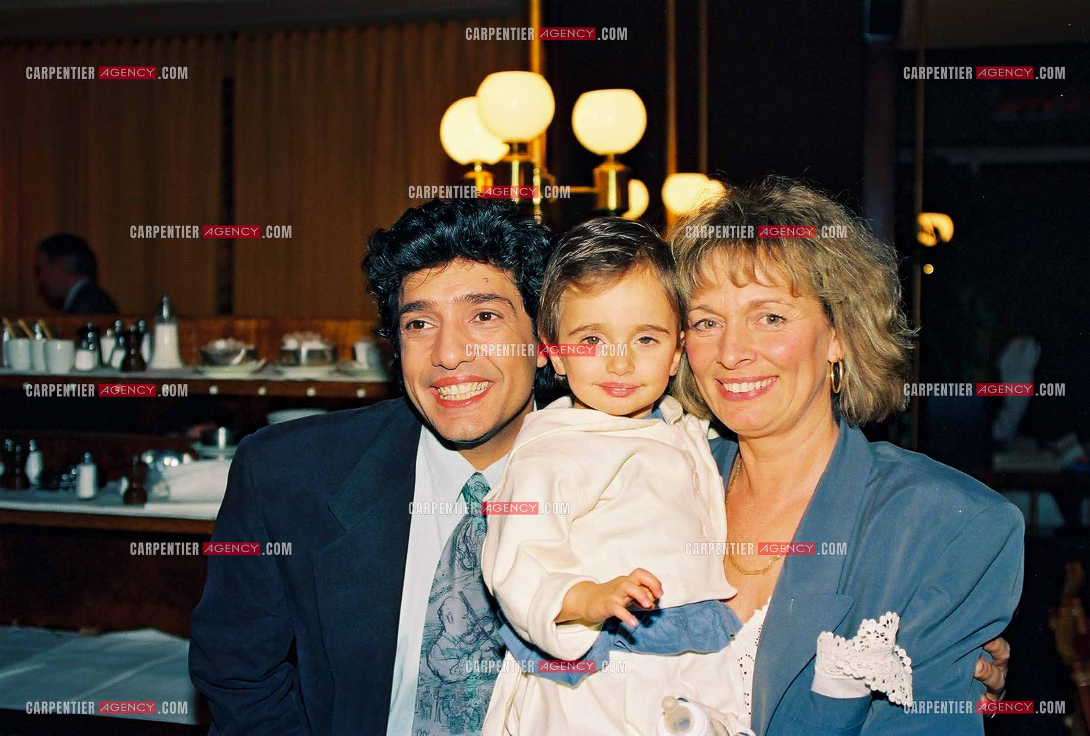 Le chanteur Frédéric François à l'Olympia en 1992. Frédéric avec sa femme Monique et leur petite dernière Victoria âgée de 2 ans.                                    ( Exclusif )