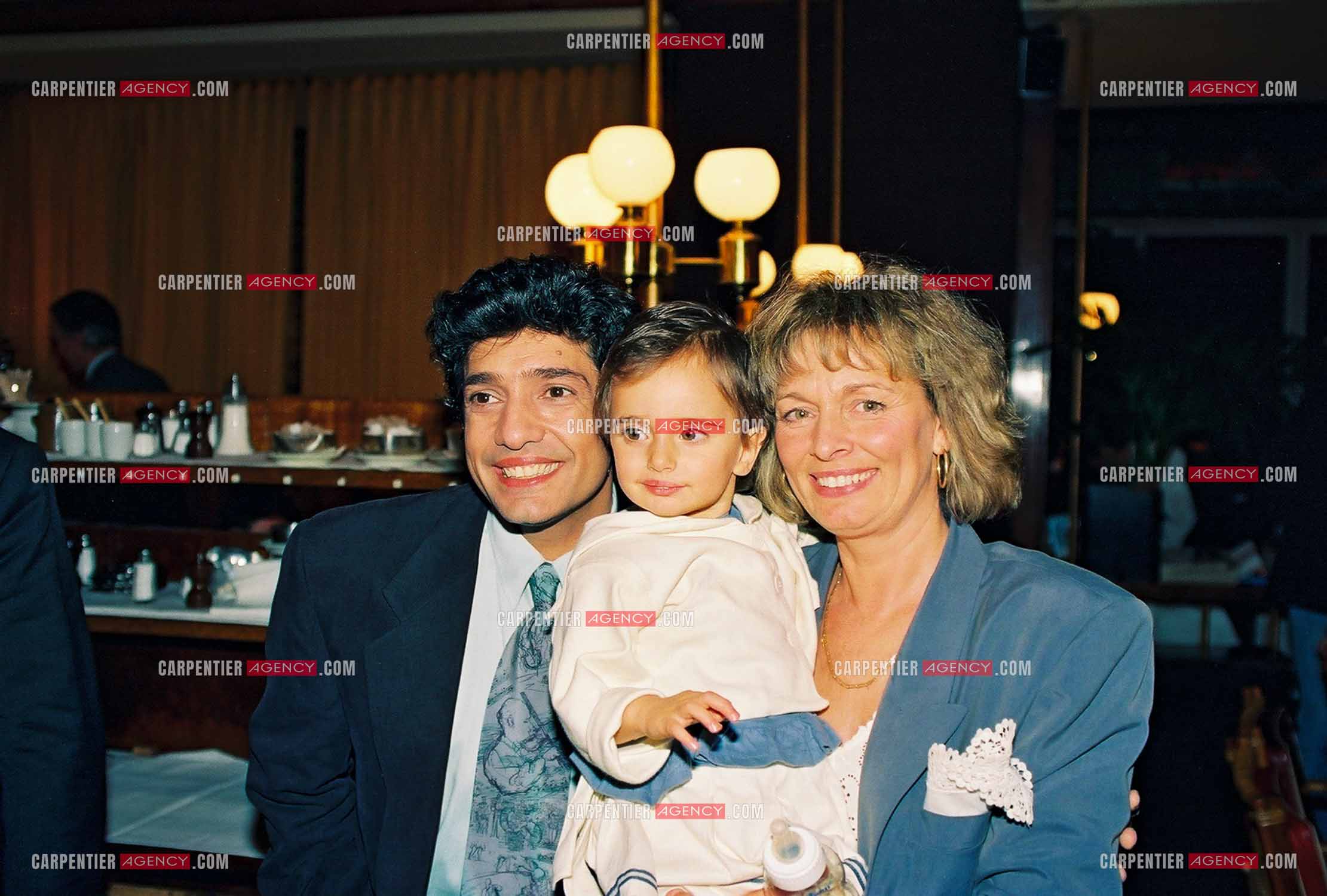 Le chanteur Frédéric François à l'Olympia en 1992. Frédéric avec sa femme Monique et leur petite dernière Victoria âgée de 2 ans.                                    ( Exclusif )