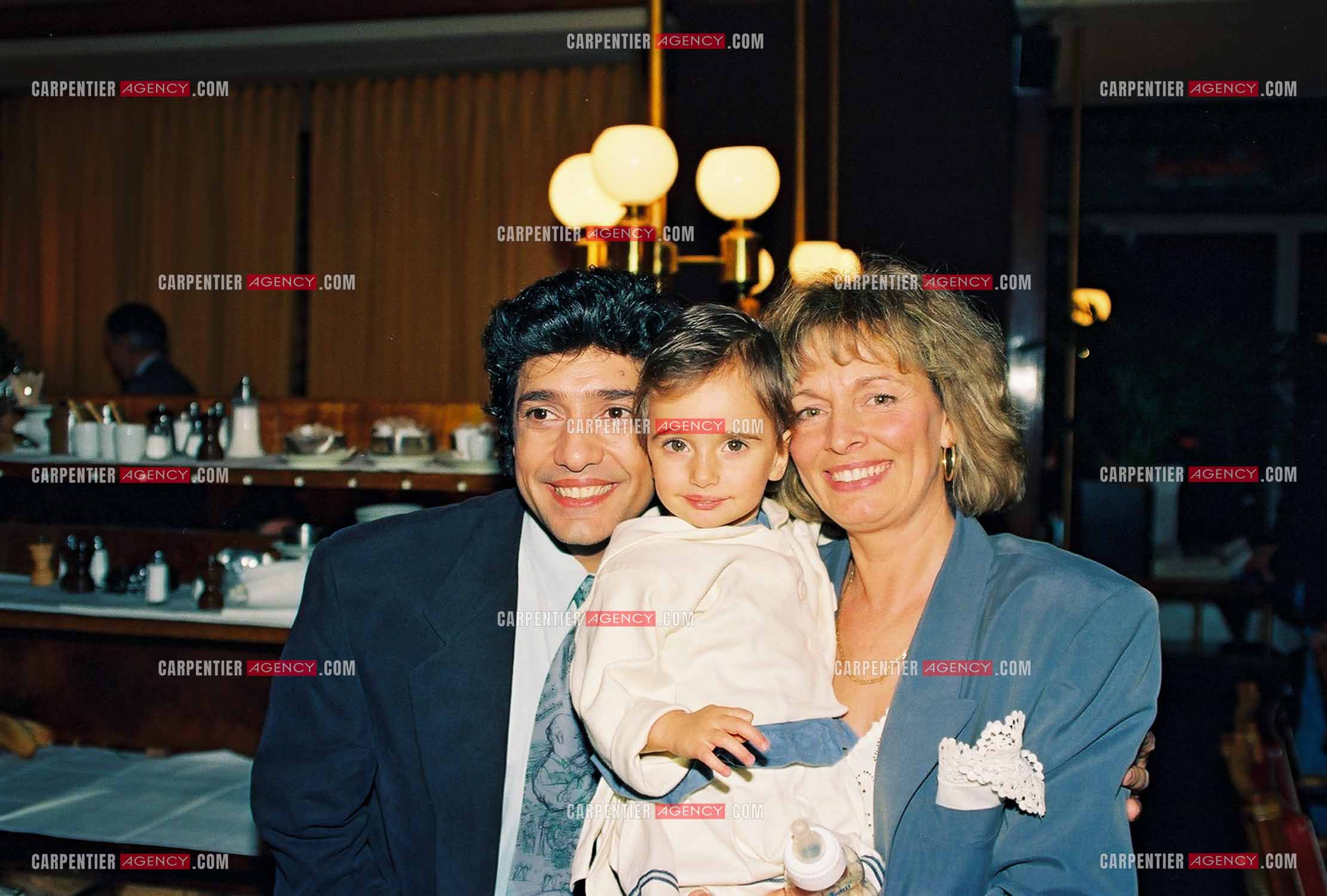 Le chanteur Frédéric François à l'Olympia en 1992. Frédéric avec sa femme Monique et leur petite dernière Victoria âgée de 2 ans.                                    ( Exclusif )
