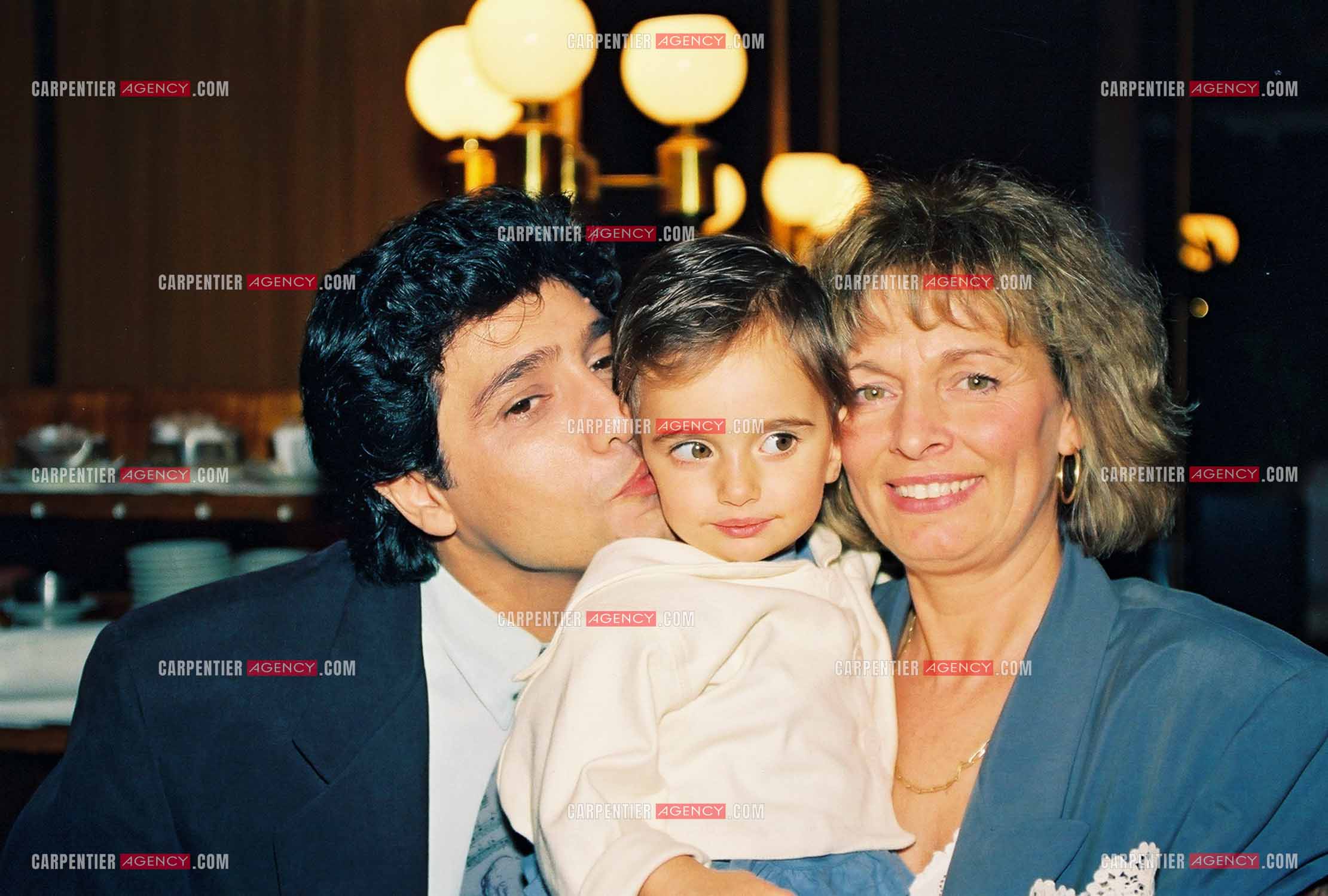 Le chanteur Frédéric François à l'Olympia en 1992. Frédéric avec sa femme Monique et leur petite dernière Victoria âgée de 2 ans.                                    ( Exclusif )