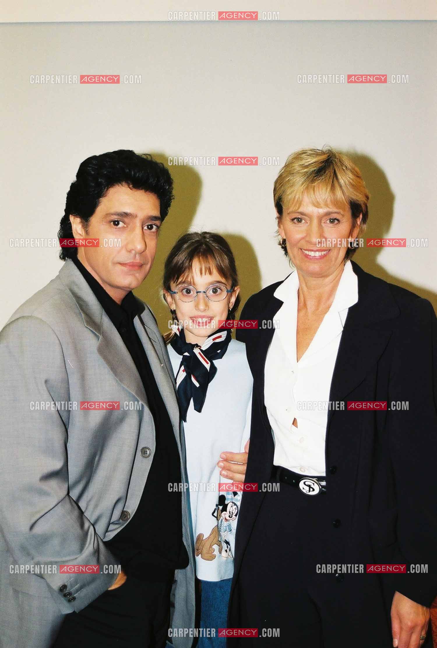Le chanteur Frédéric François à l'Olympia du 06 au 22 mars 1998. Frédéric François avec sa femme Monique et leur fille Victoria.  ( Exclusif )