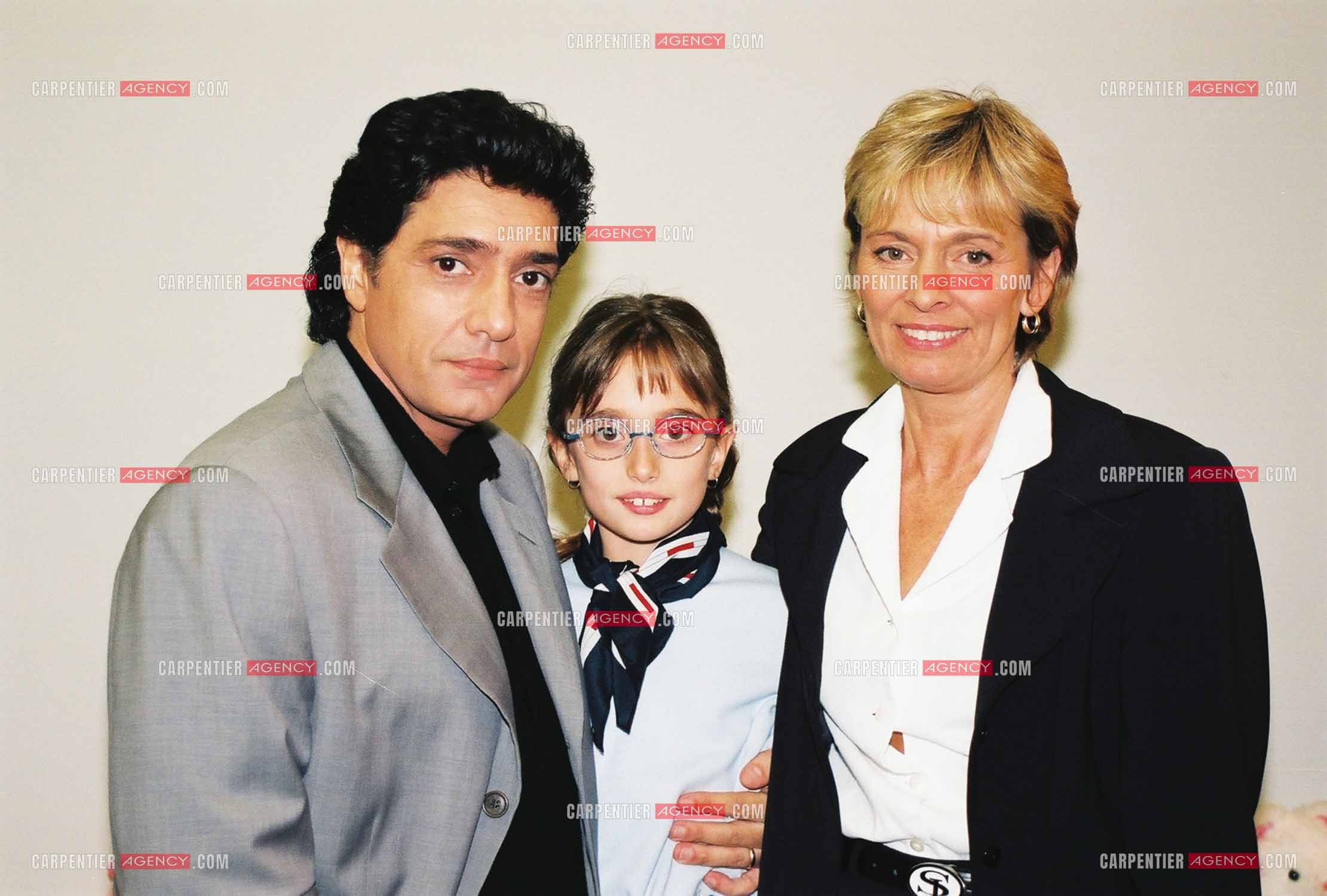 Le chanteur Frédéric François à l'Olympia du 06 au 22 mars 1998. Frédéric François avec sa femme Monique et leur fille Victoria.  ( Exclusif )
