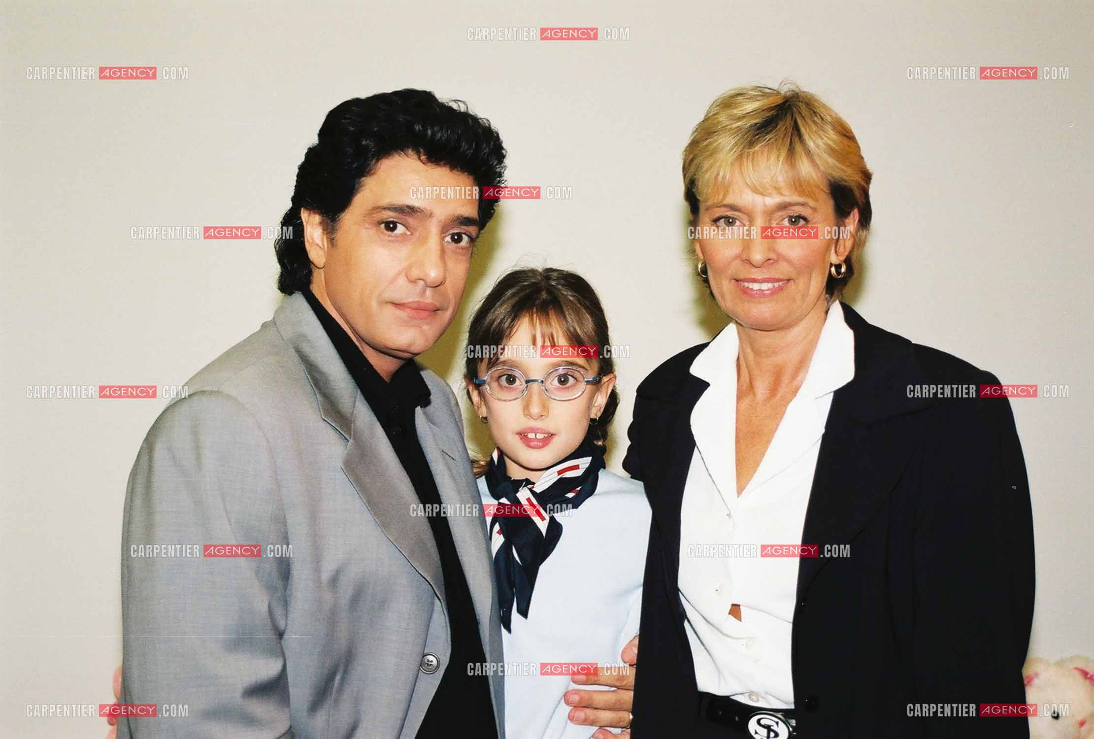 Le chanteur Frédéric François à l'Olympia du 06 au 22 mars 1998. Frédéric François avec sa femme Monique et leur fille Victoria.  ( Exclusif )