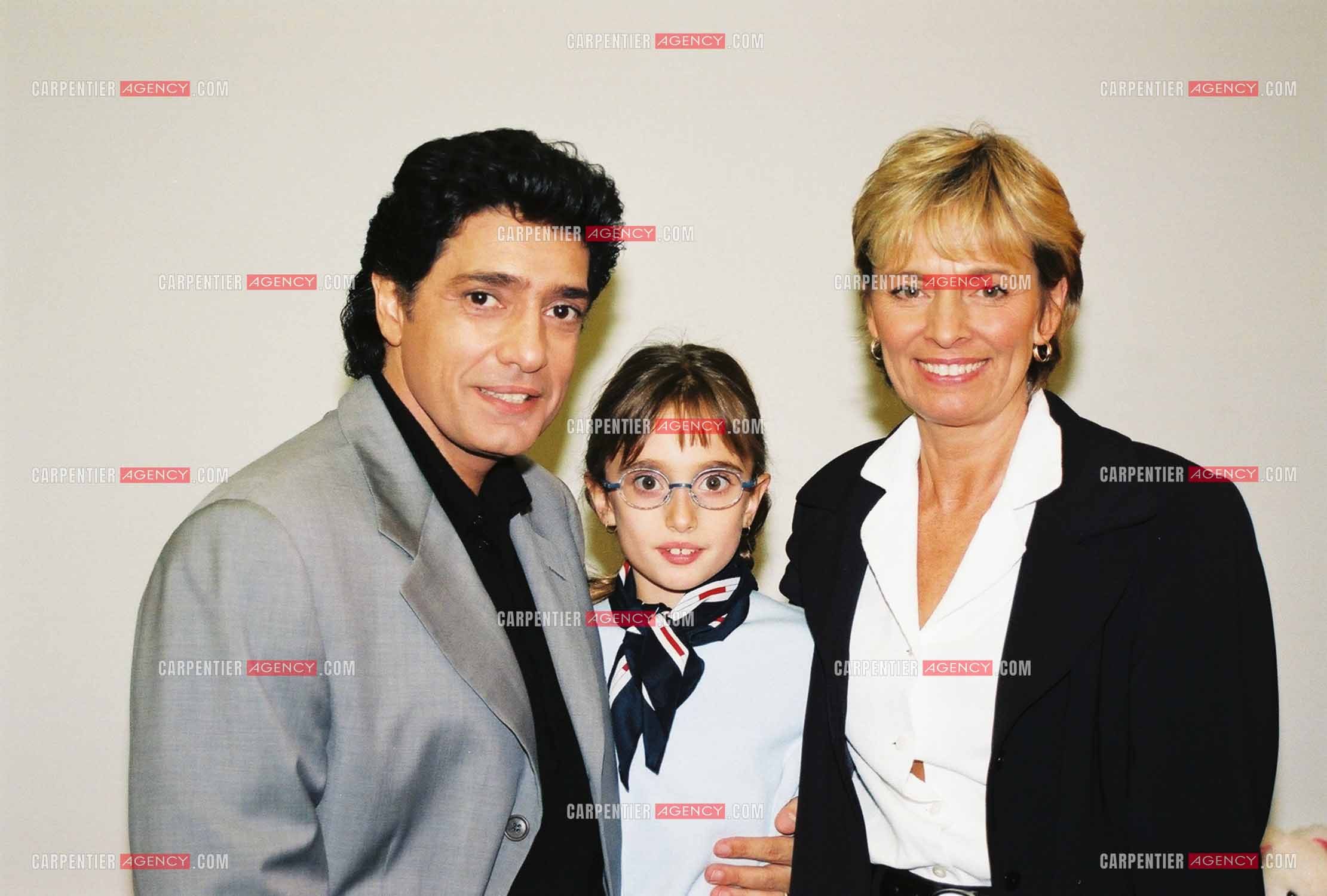 Le chanteur Frédéric François à l'Olympia du 06 au 22 mars 1998. Frédéric François avec sa femme Monique et leur fille Victoria.  ( Exclusif )