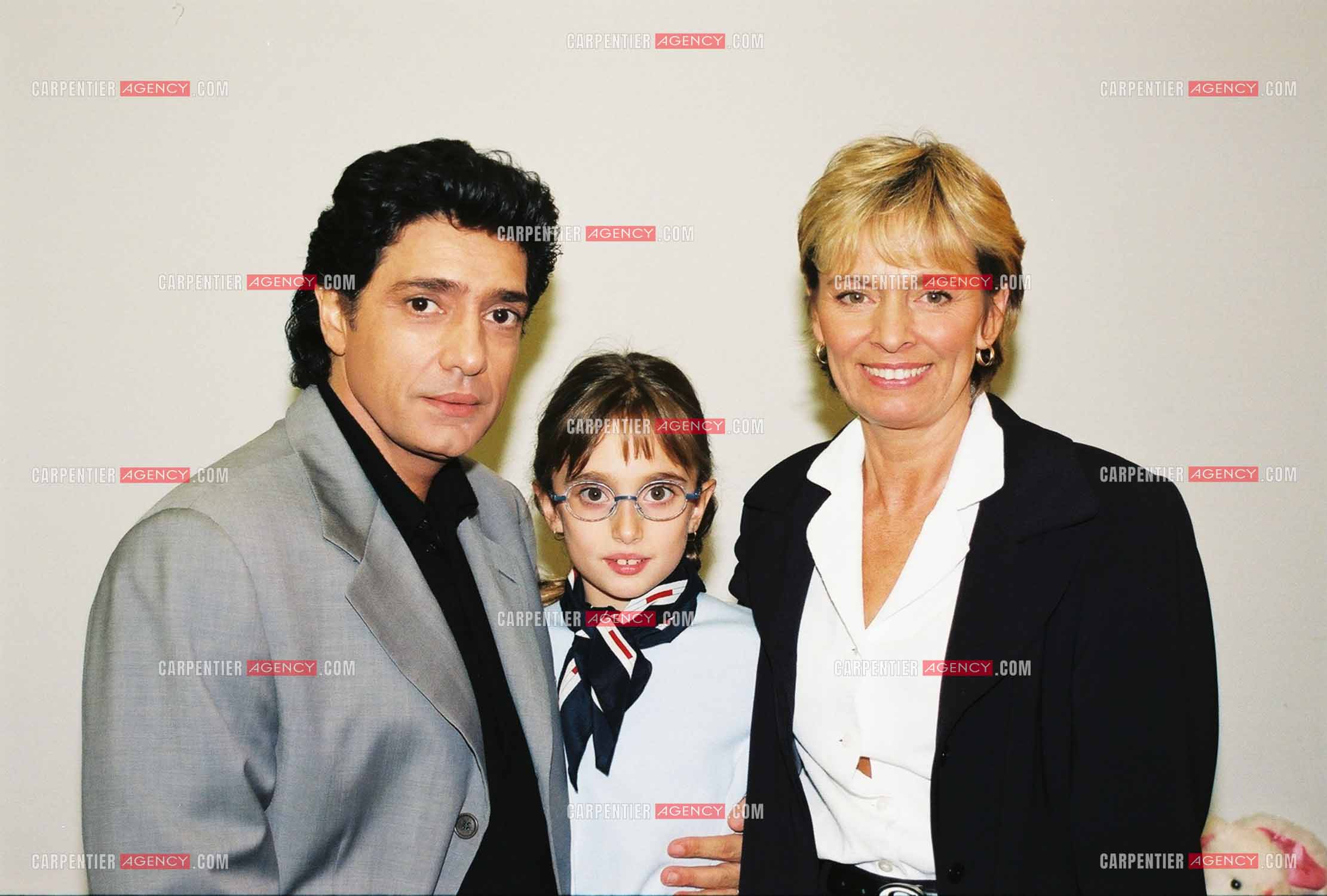 Le chanteur Frédéric François à l'Olympia du 06 au 22 mars 1998. Frédéric François avec sa femme Monique et leur fille Victoria.  ( Exclusif )