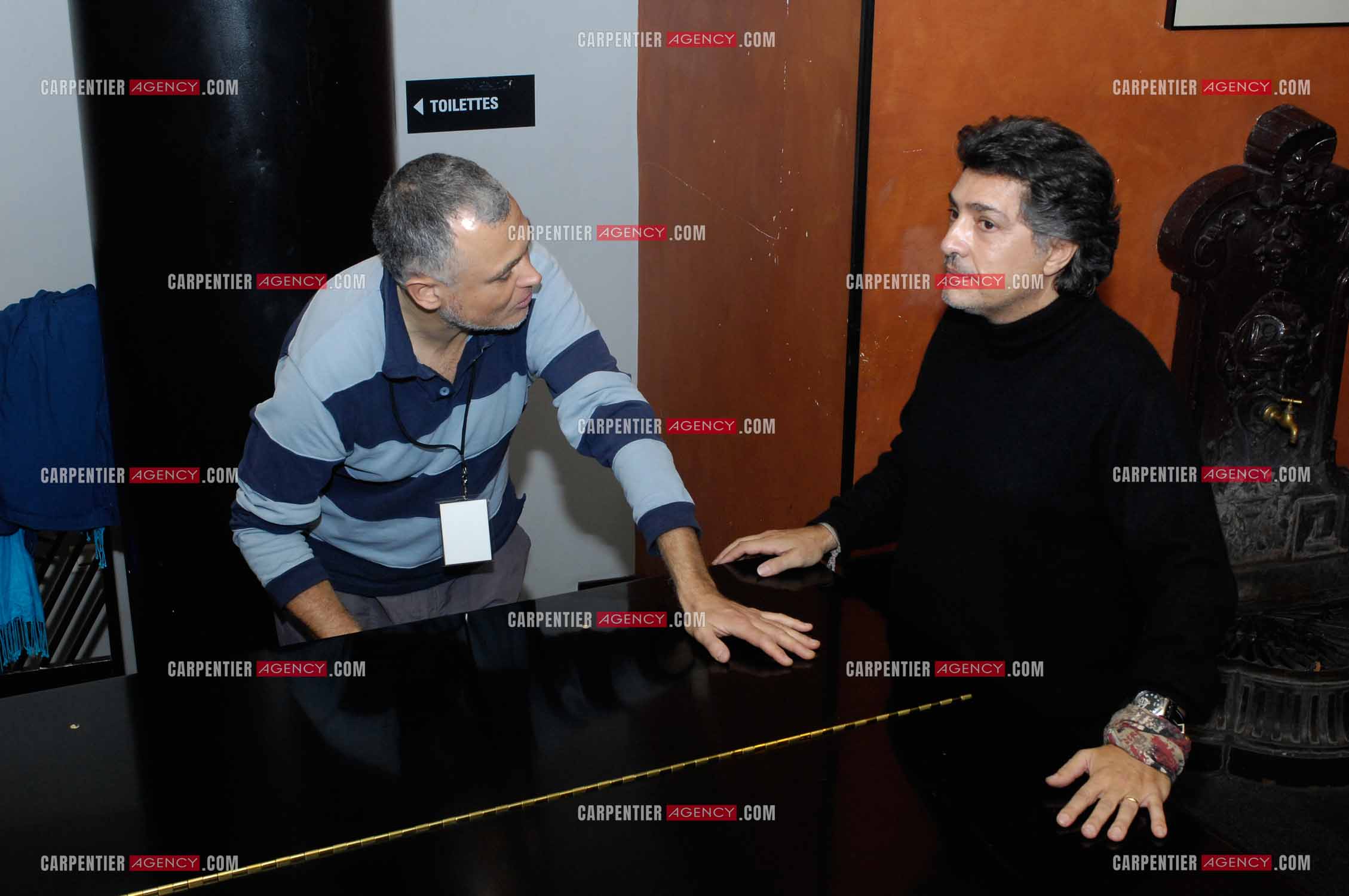 Le chanteur Frédéric François à l'Olympia du 29 février au 09 mars 2008. Dans les loges de l'Olympia, Frédéric François travaille sa voie avec son coach vocal Richard Cross.  ( Exclusif )